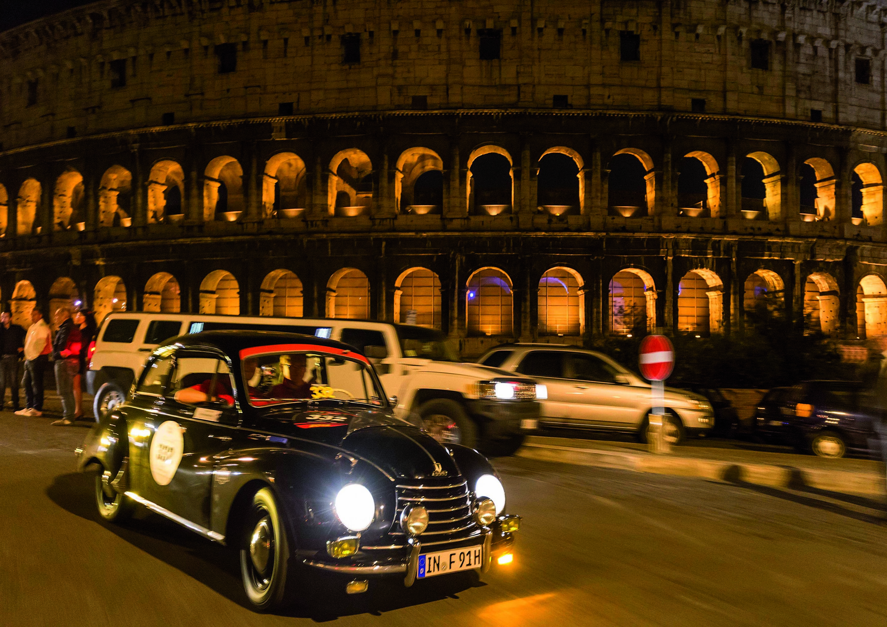 Audi Mille Miglia 2012 - Der Höhepunkt für jeden Fahrer der Mille Miglia: Die nächtliche Fahrt durch Rom - hier im DKW F 91.