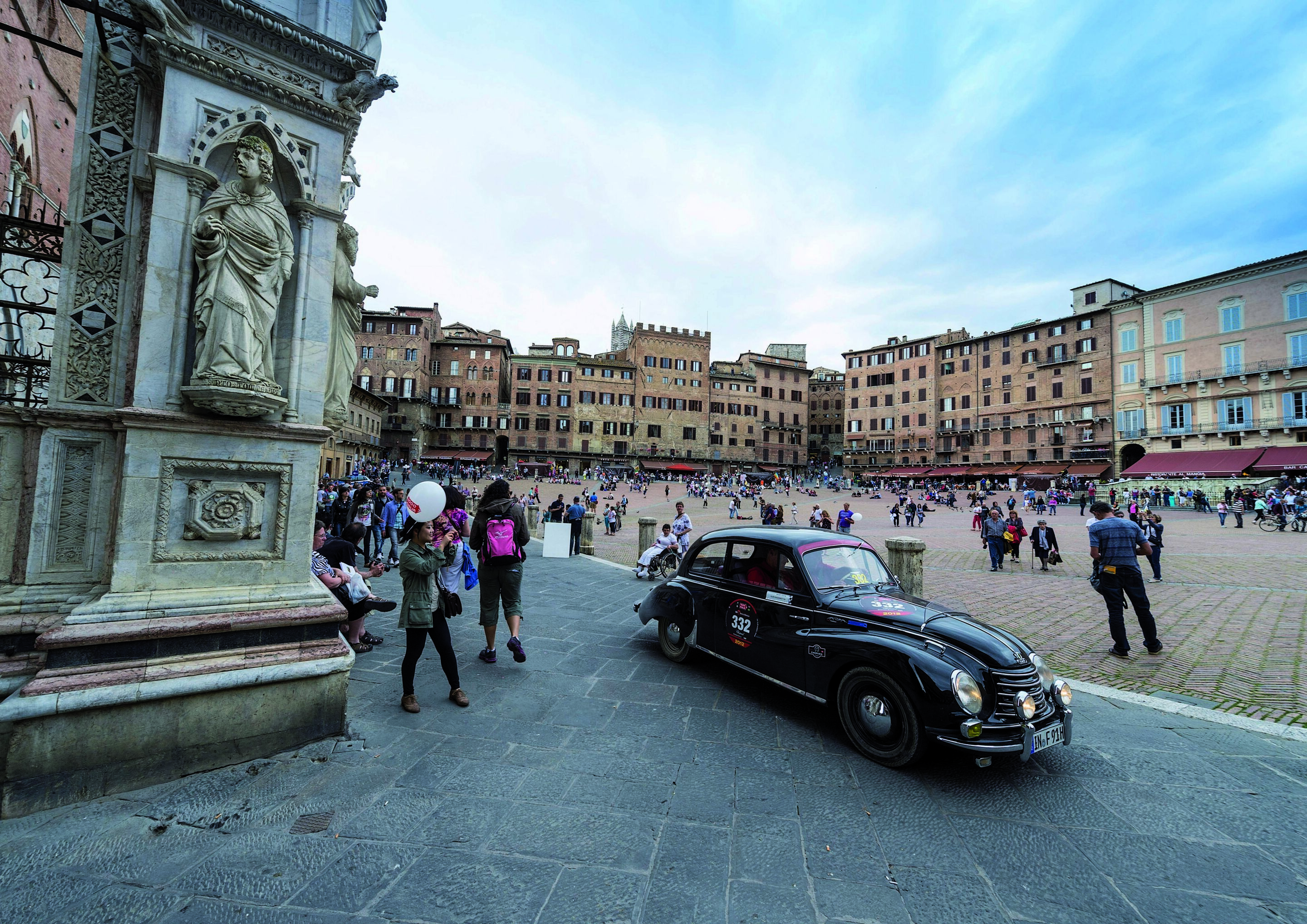 Audi Mille Miglia 2012 - Der DKW F 91 bei seiner Ankunft auf der Piazza del Campo in Siena.