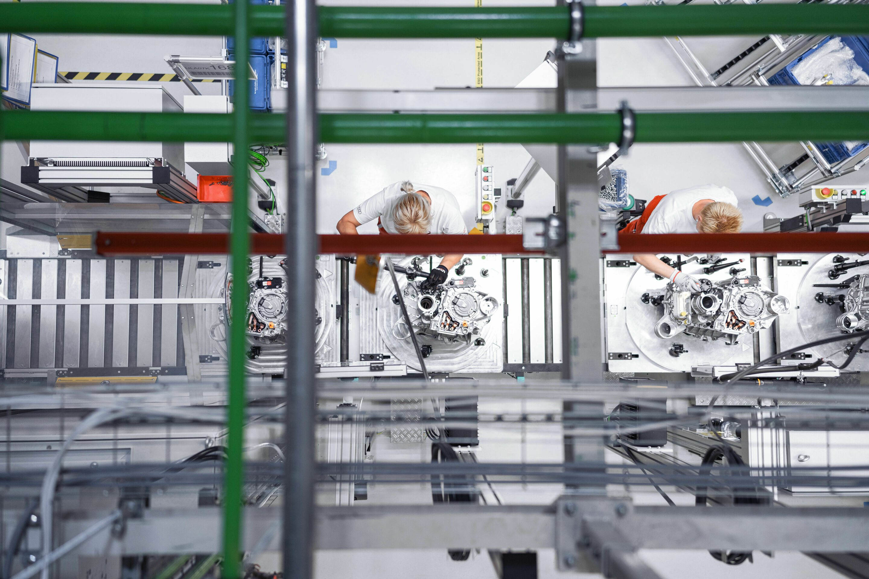 Audi begins production of electric motors for the PPE in Győr - In Győr, Hungary, around 700 Audi employees manufacture electric motors for the Premium Platform Electric (PPE). Pictured: fastening of the oil tank