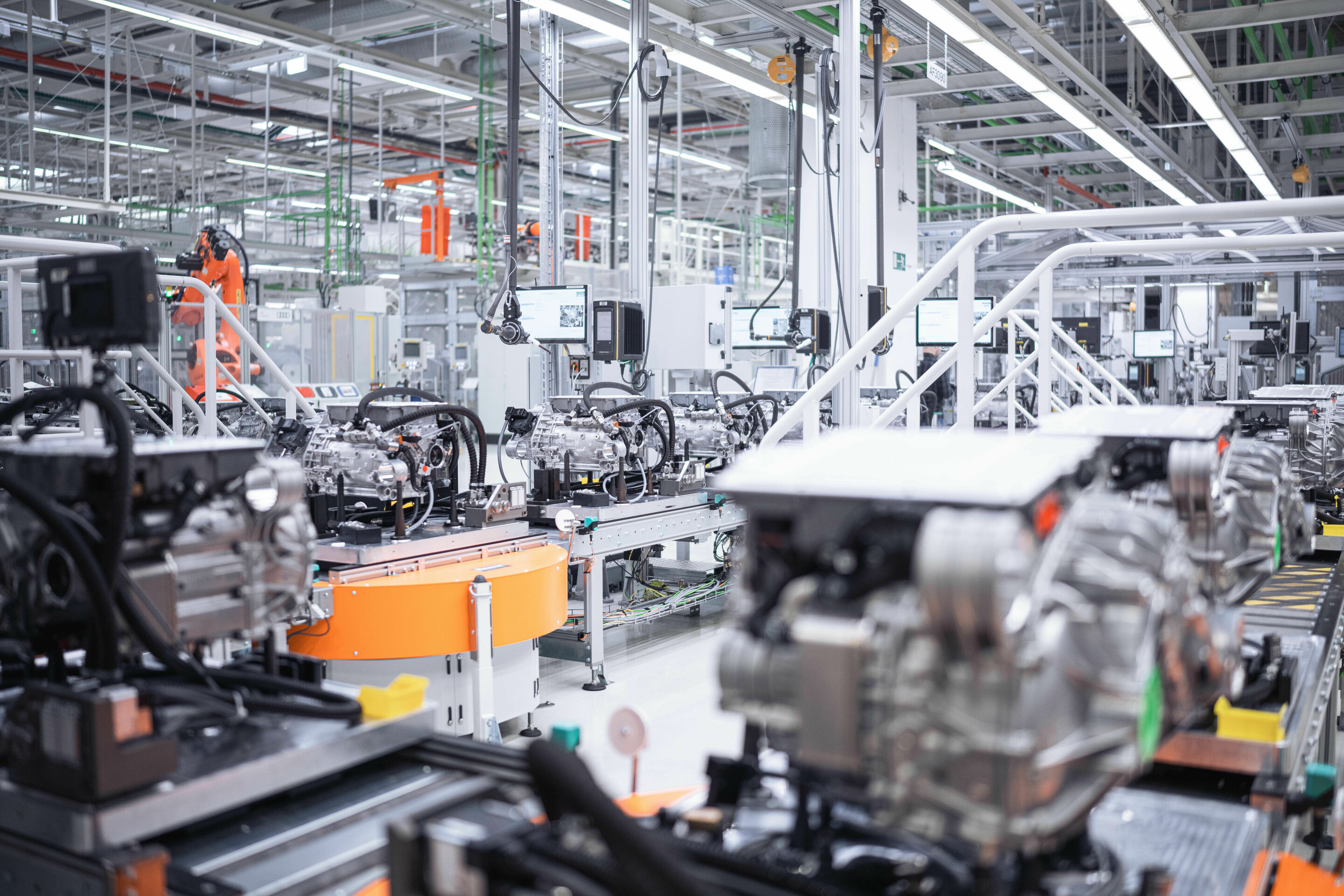 Audi startet in Győr Produktion von Elektromotoren für die PPE - Im ungarischen Győr fertigen rund 700 Audi Mitarbeitende die Elektromotoren für die Premium Platform Electric (PPE). Im Bild: Achsen im End-of-the-Line-Bereich