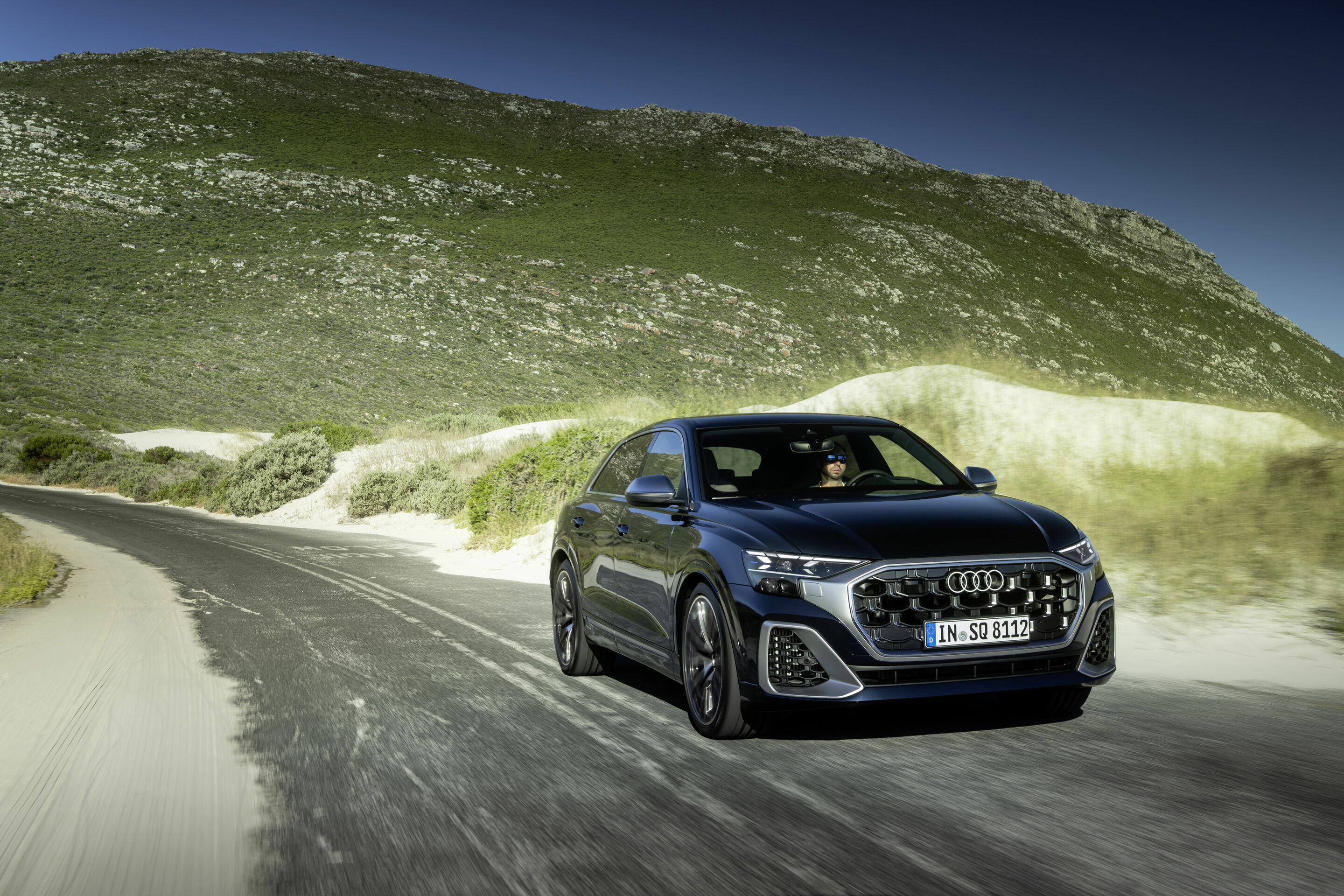 Audi SQ8 TFSI - Fahraufnahme,
Farbe: Waitomoblau
