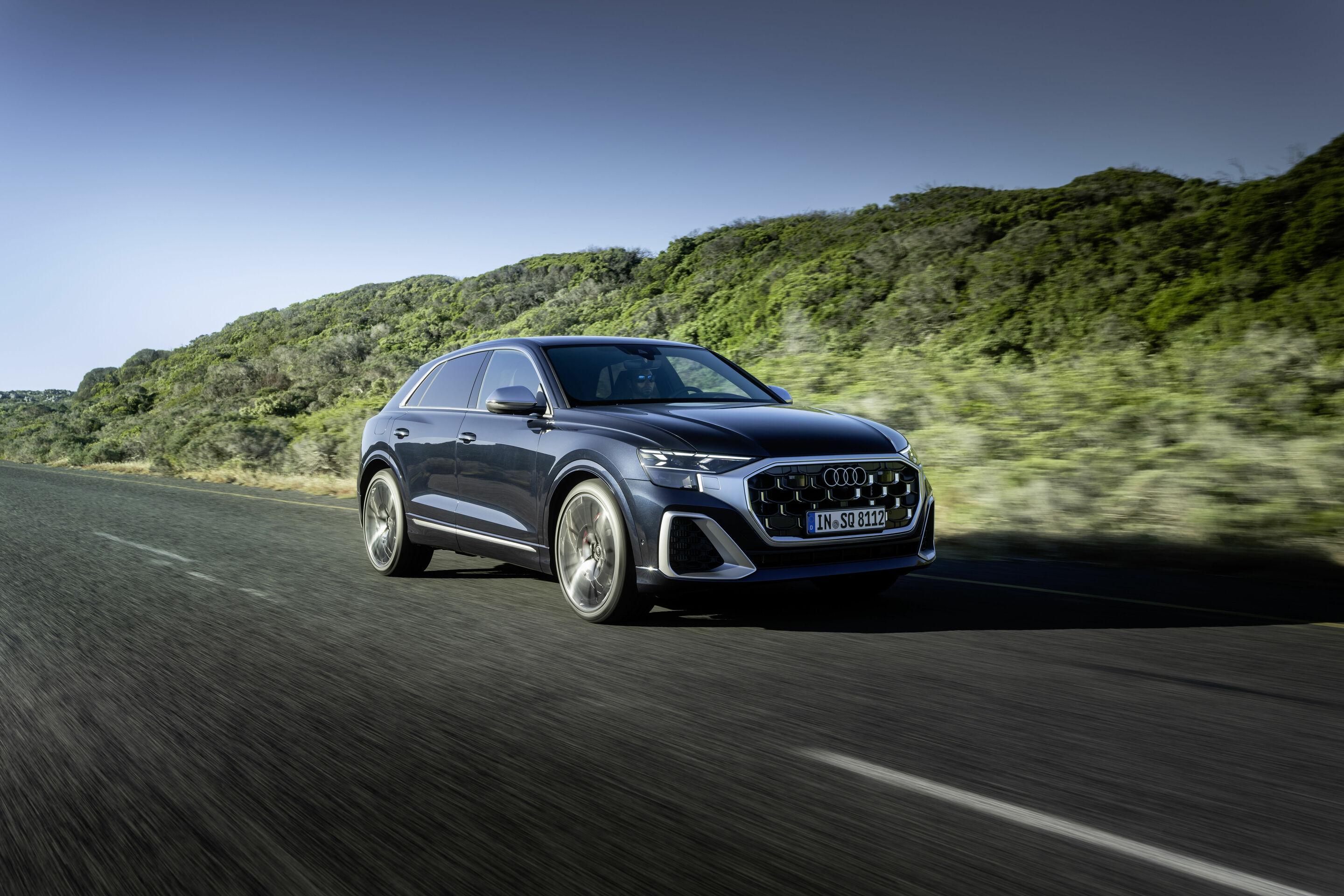 Audi SQ8 TFSI - Fahraufnahme,
Farbe: Waitomoblau