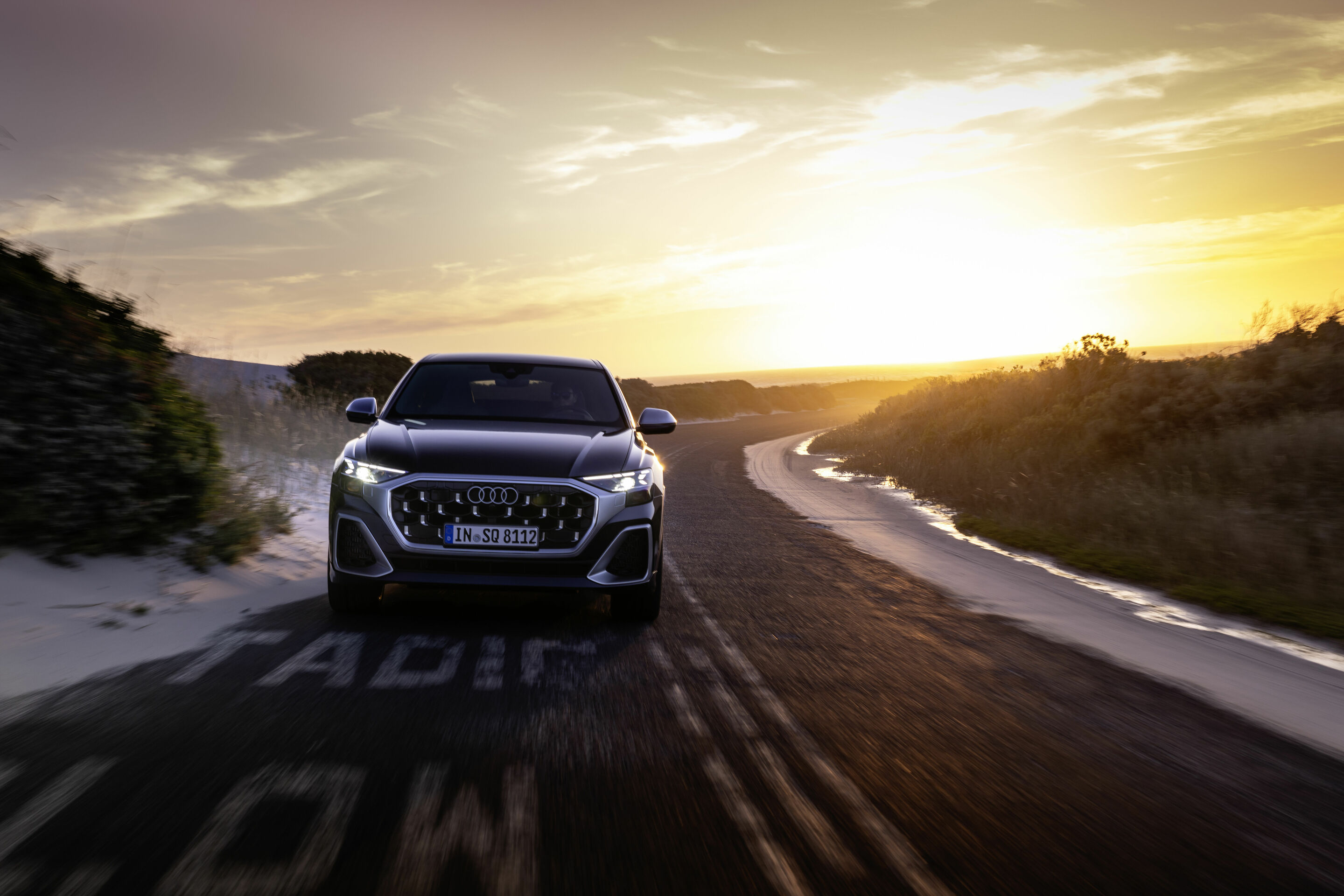 Audi SQ8 TFSI - Fahraufnahme,
Farbe: Waitomoblau