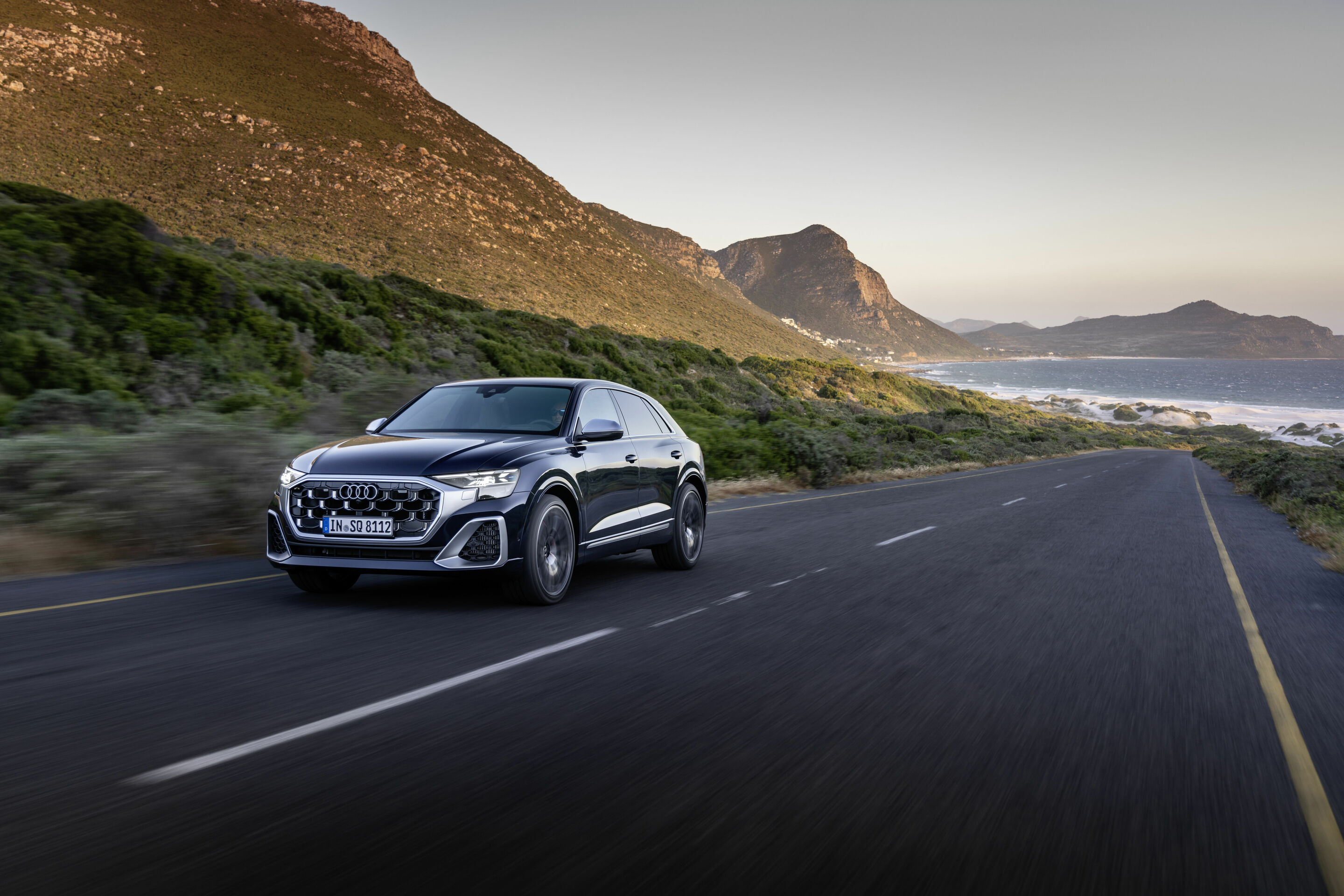 Audi SQ8 TFSI - Fahraufnahme,
Farbe: Waitomoblau