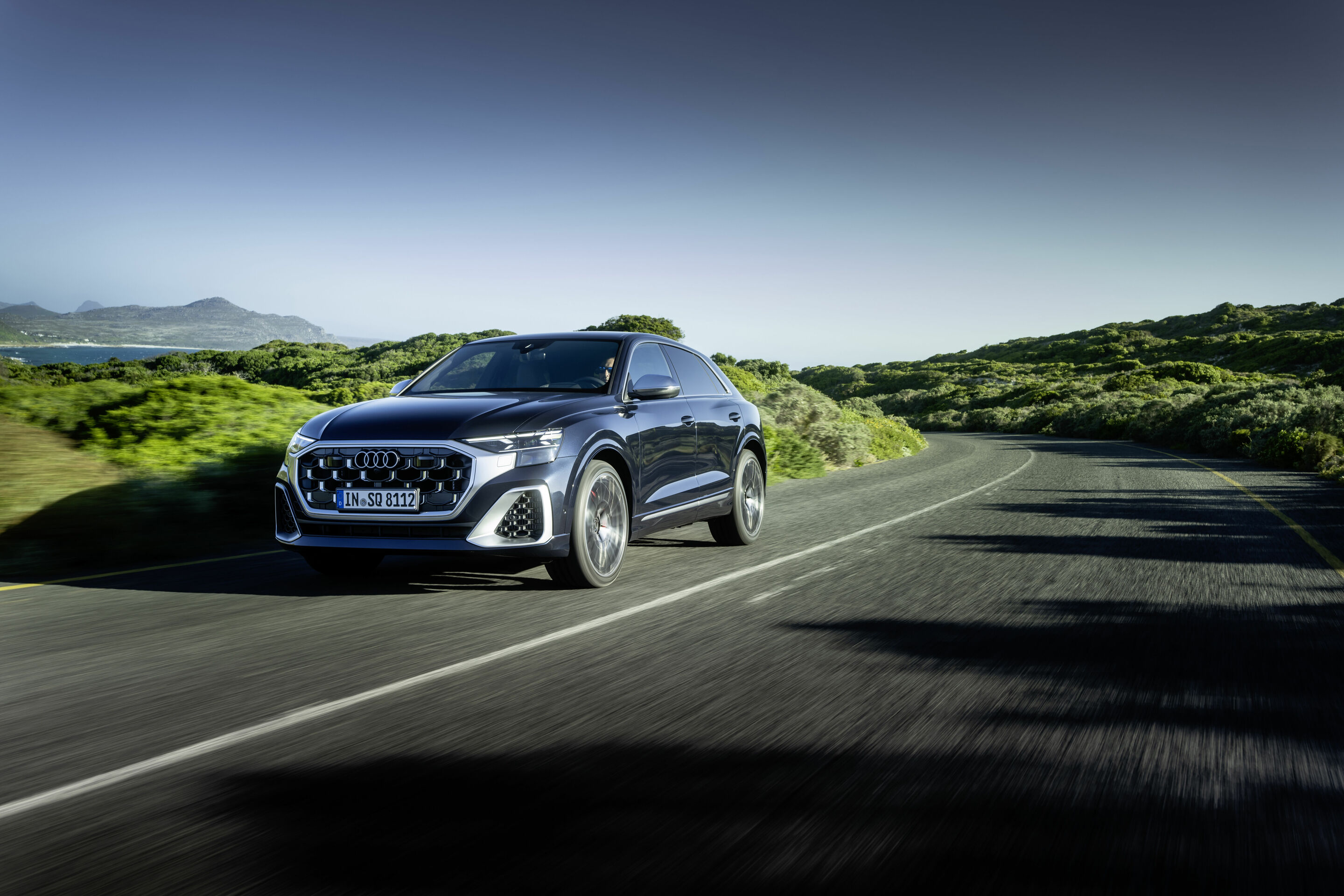 Audi SQ8 TFSI - Dynamic photo,
Colour: Waitomo blue
