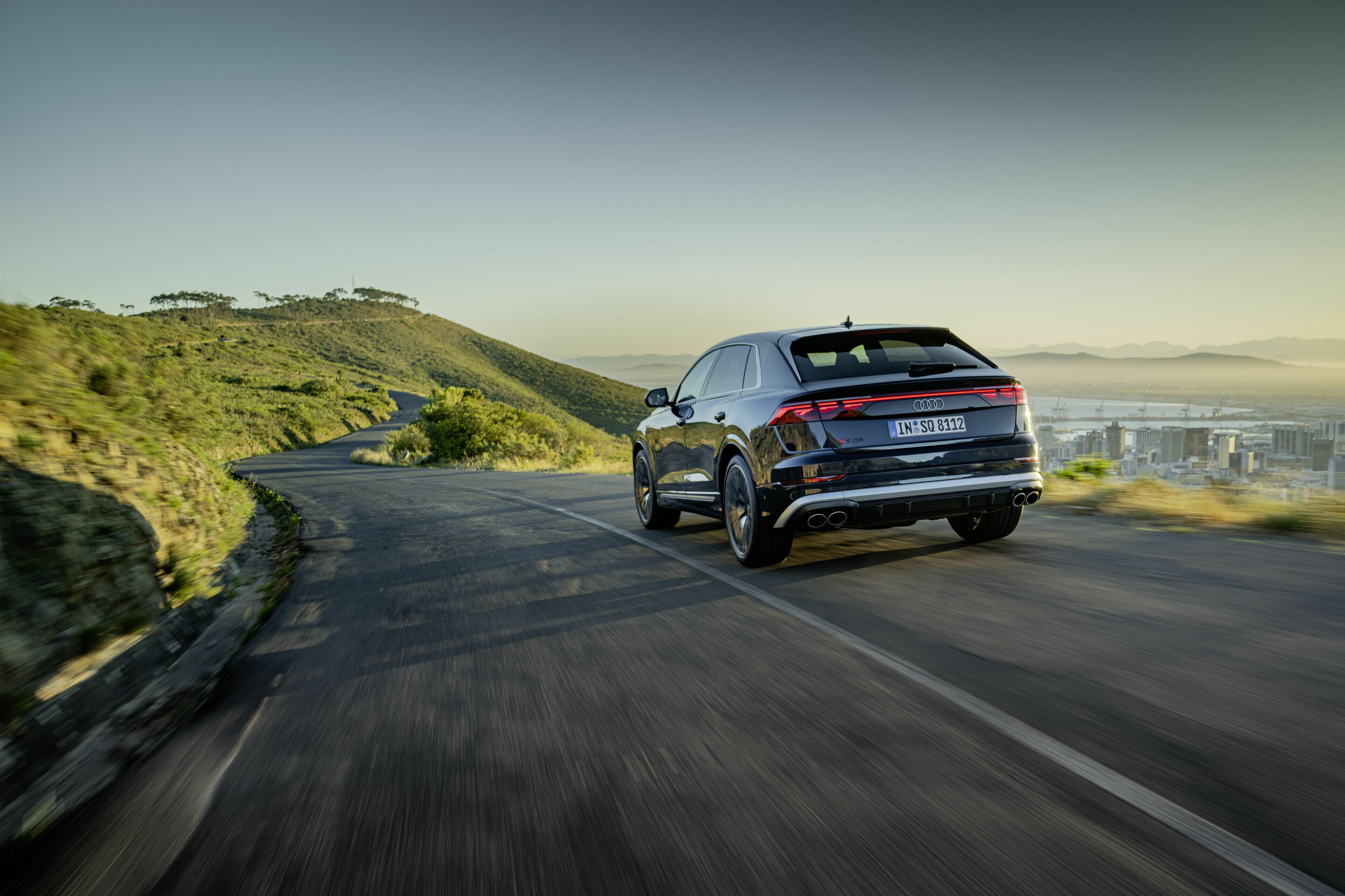 Audi SQ8 TFSI - Fahraufnahme,
Farbe: Waitomoblau