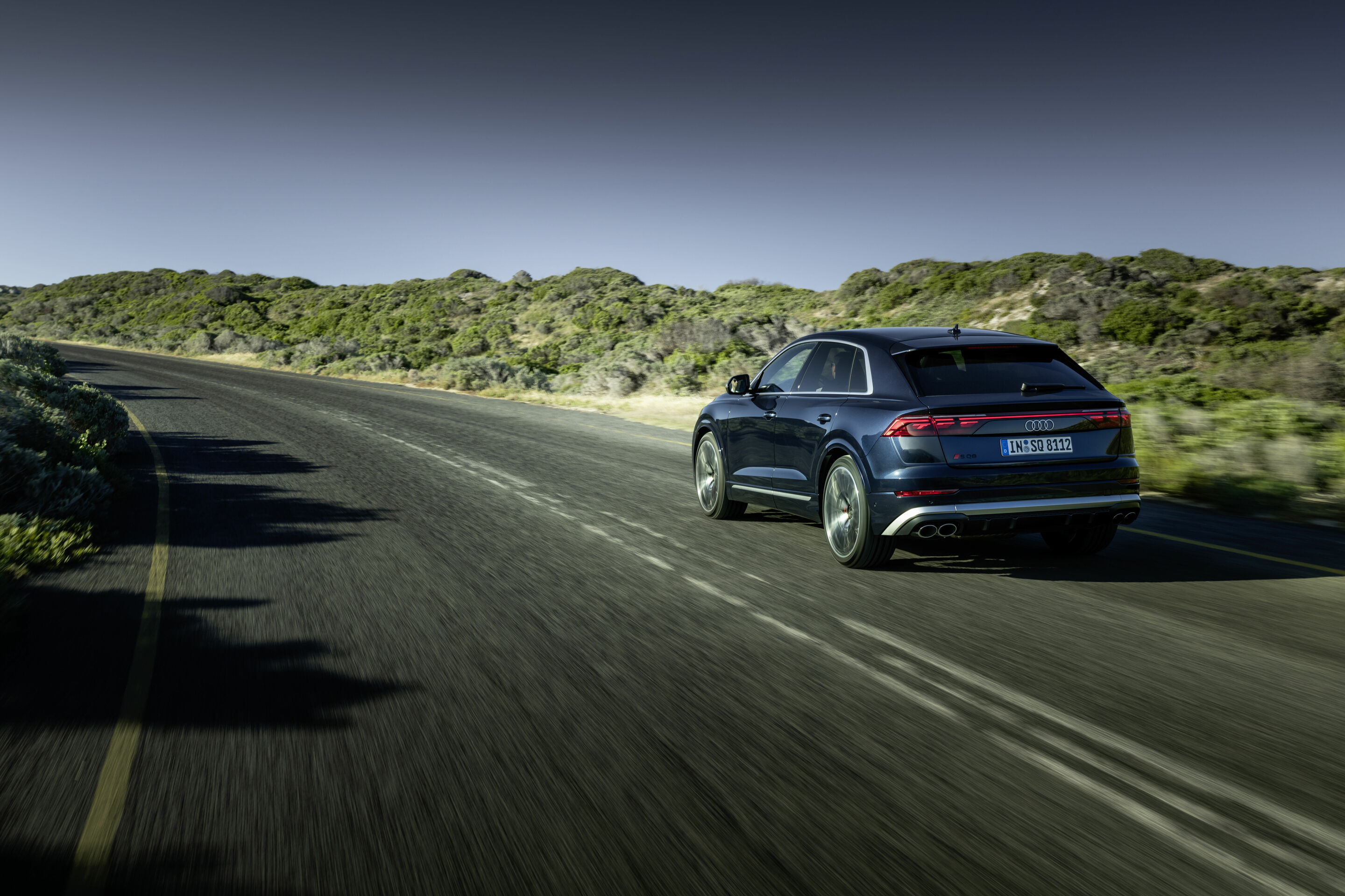 Audi SQ8 TFSI - Fahraufnahme,
Farbe: Waitomoblau