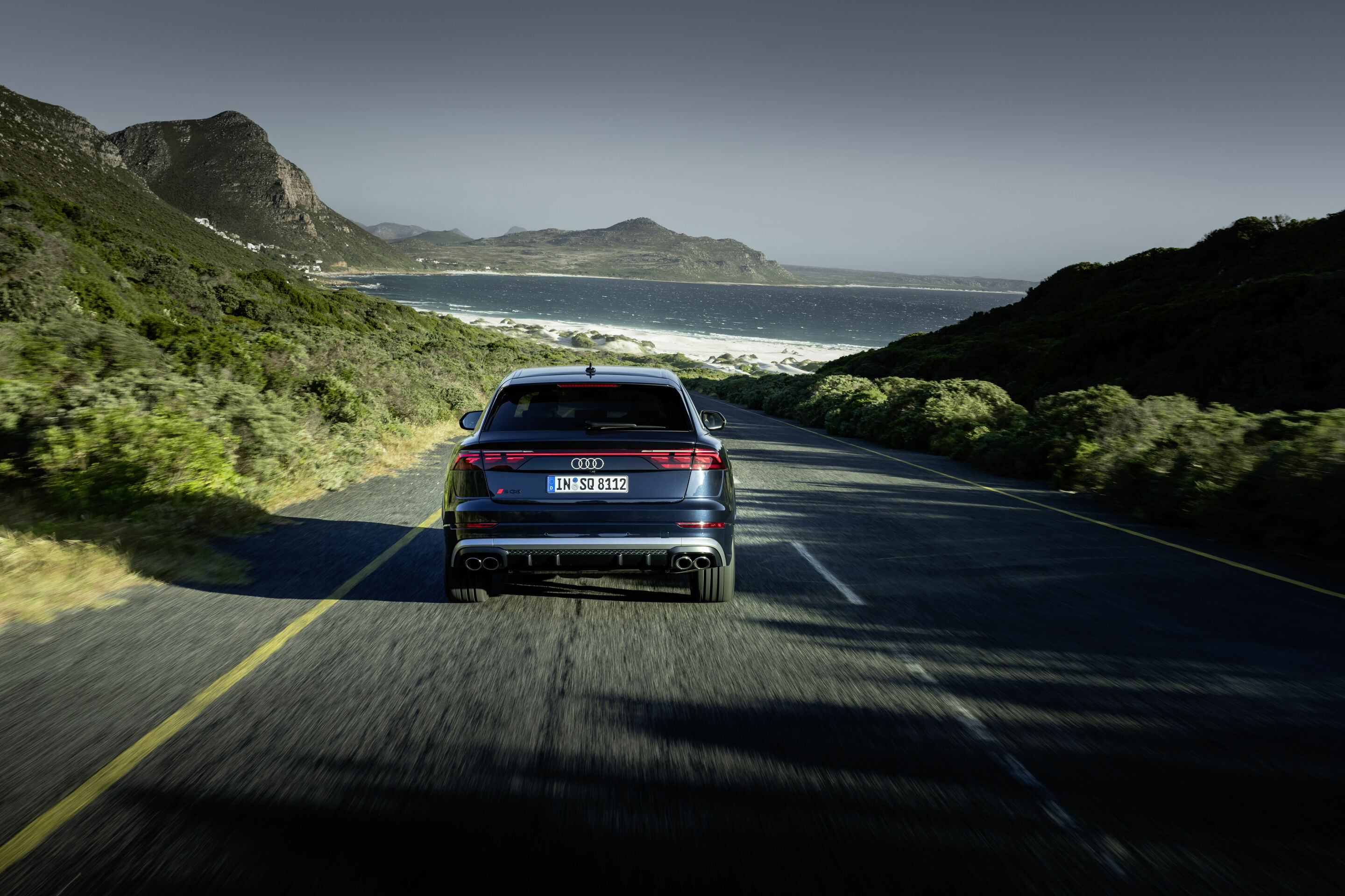 Audi SQ8 TFSI - Fahraufnahme,
Farbe: Waitomoblau