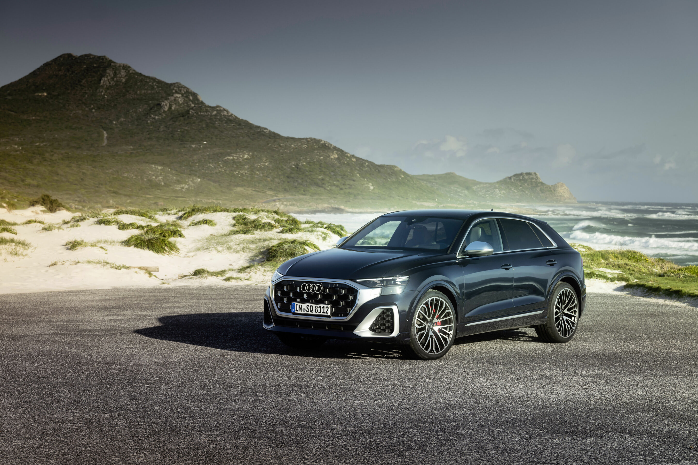 Audi SQ8 TFSI - Standaufnahme,
Farbe: Waitomoblau