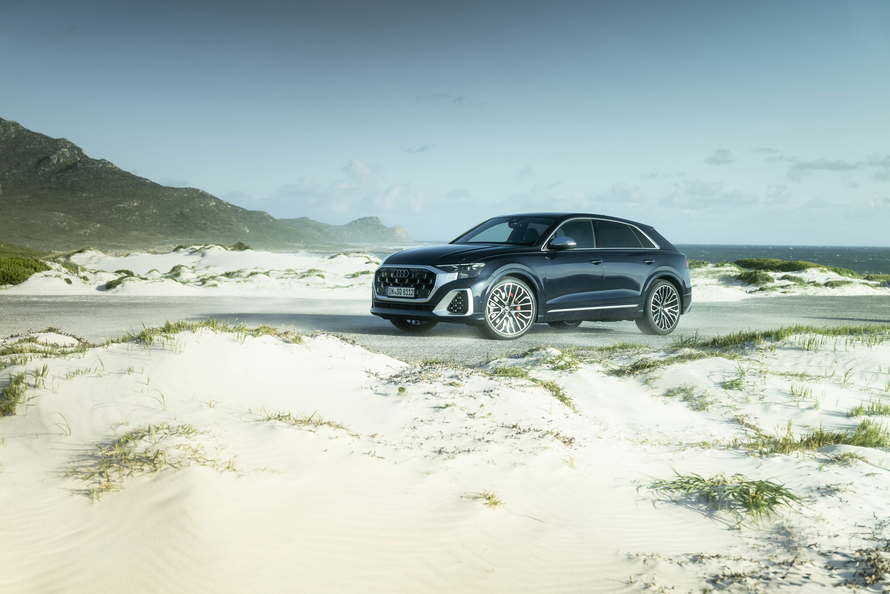 Audi SQ8 TFSI - Standaufnahme,
Farbe: Waitomoblau