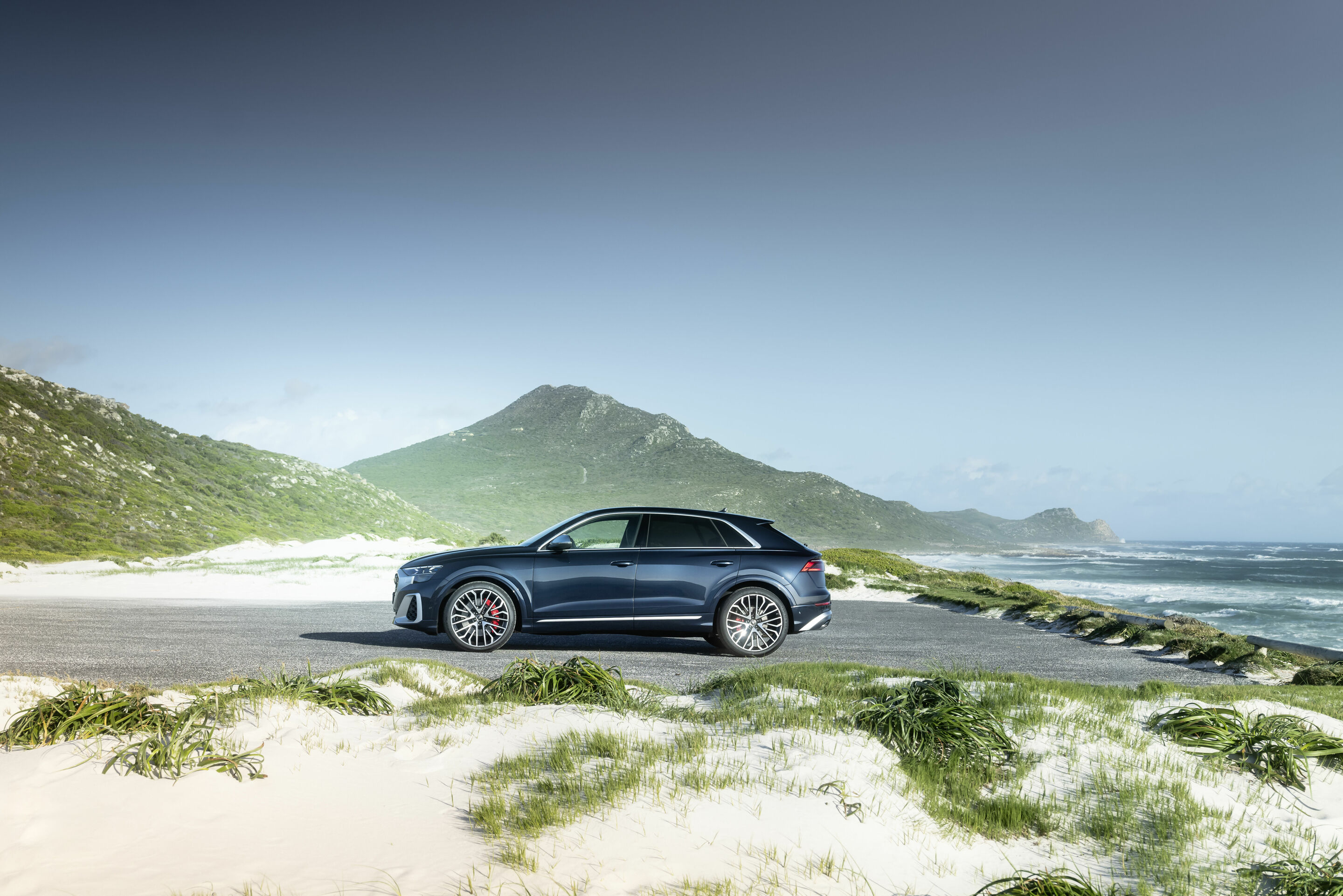 Audi SQ8 TFSI - Standaufnahme,
Farbe: Waitomoblau