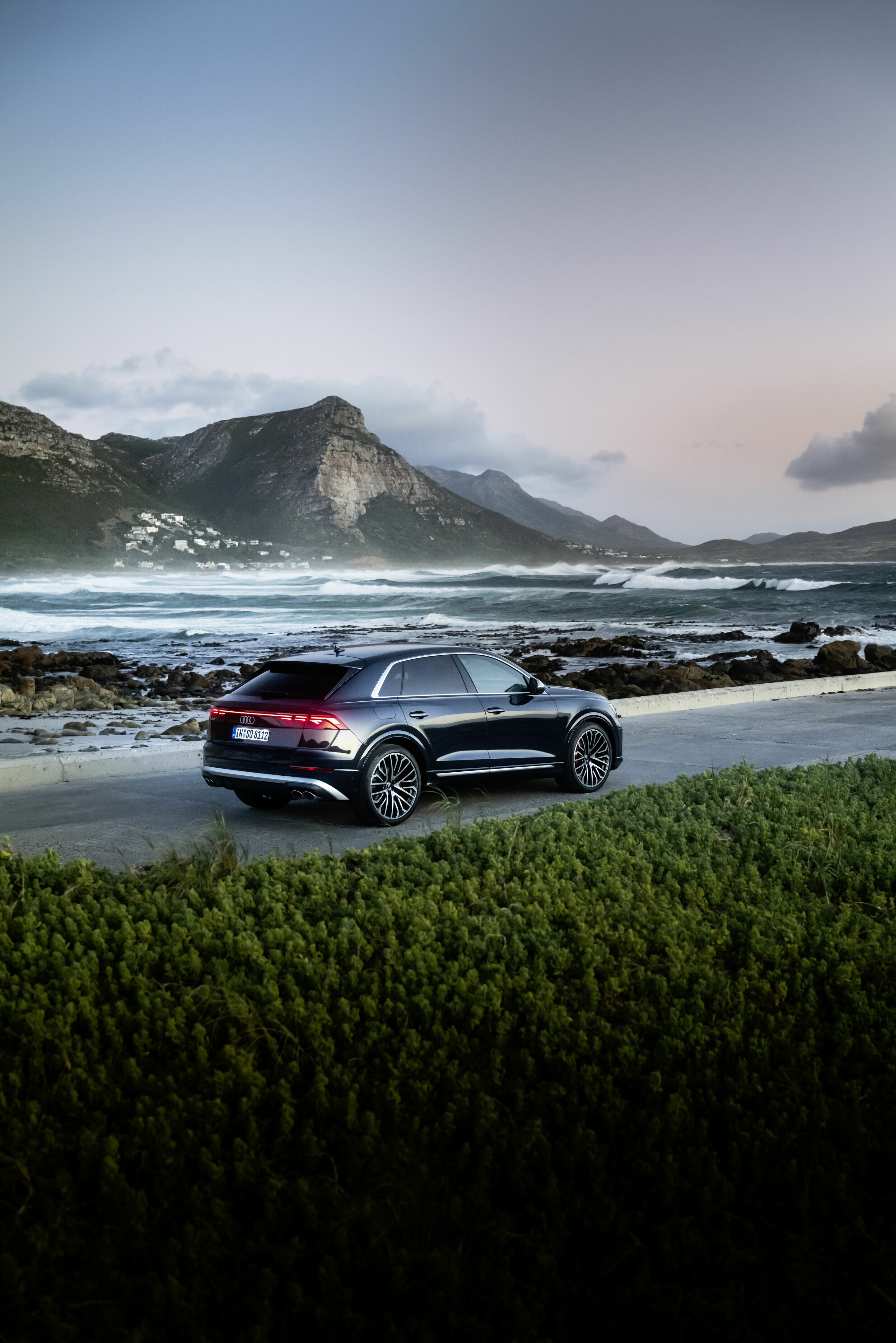 Audi SQ8 TFSI - Standaufnahme,
Farbe: Waitomoblau