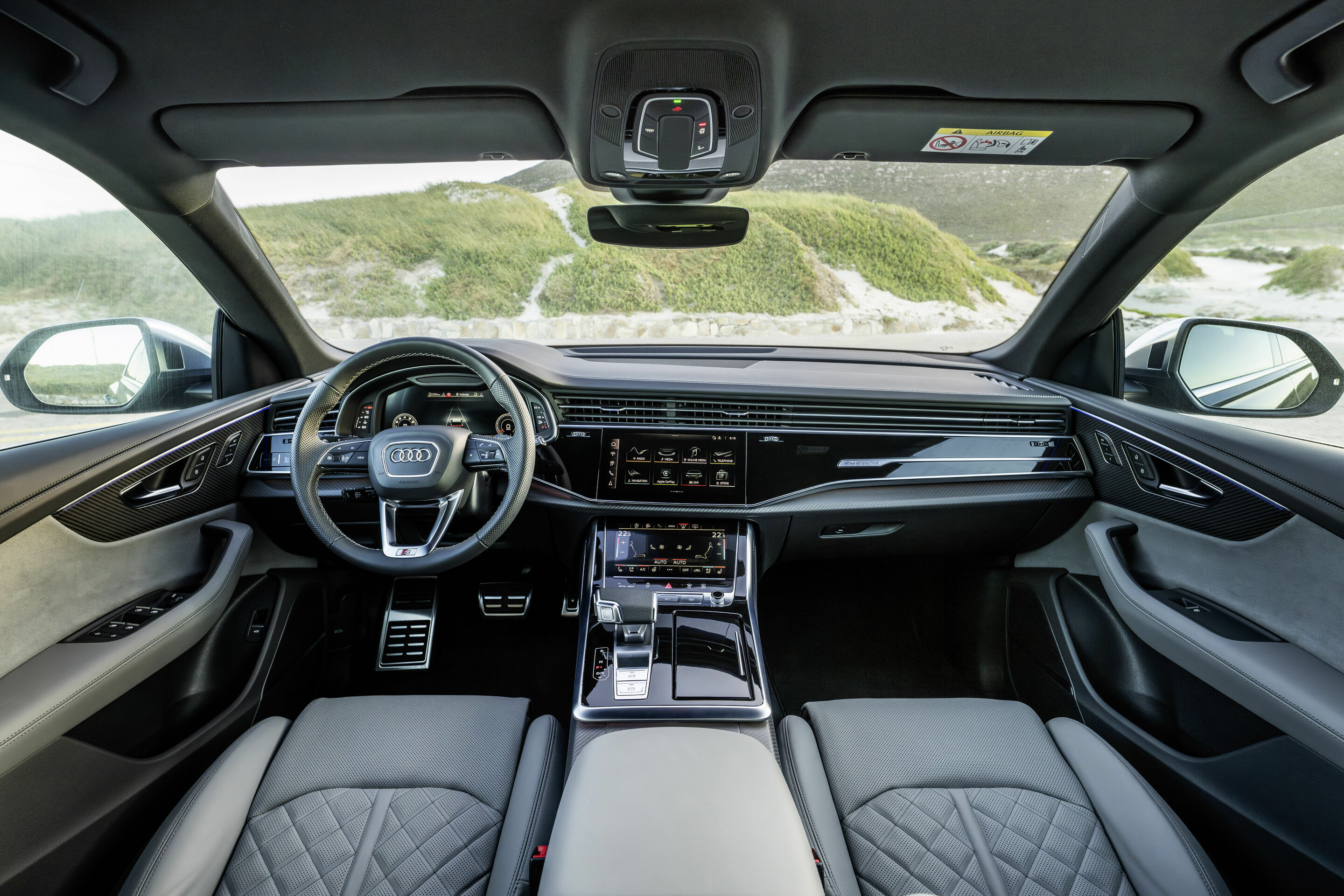 Audi SQ8 TFSI - Cockpit,
Colour: Waitomo blue