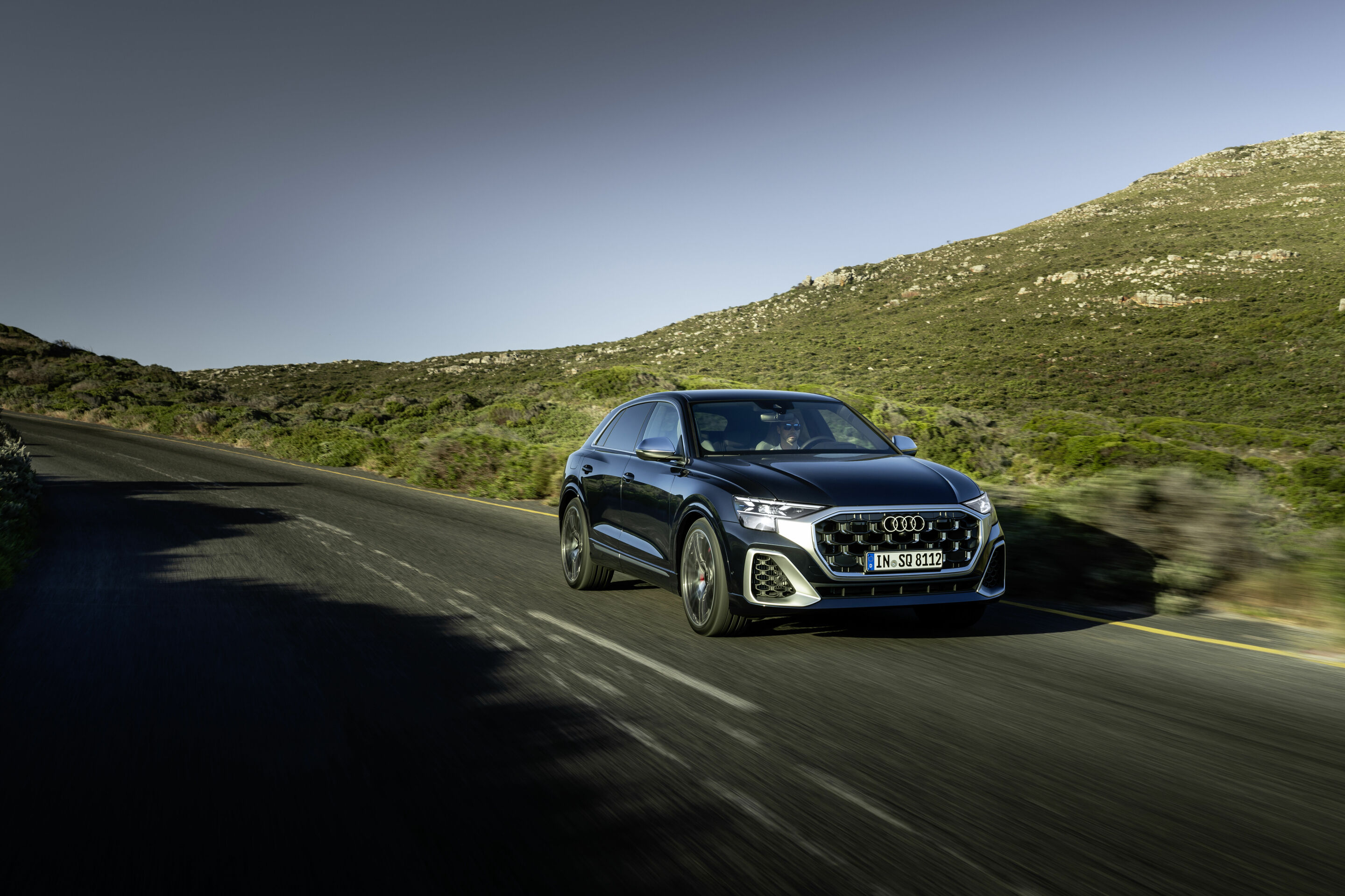 Audi SQ8 TFSI - Fahraufnahme,
Farbe: Waitomoblau