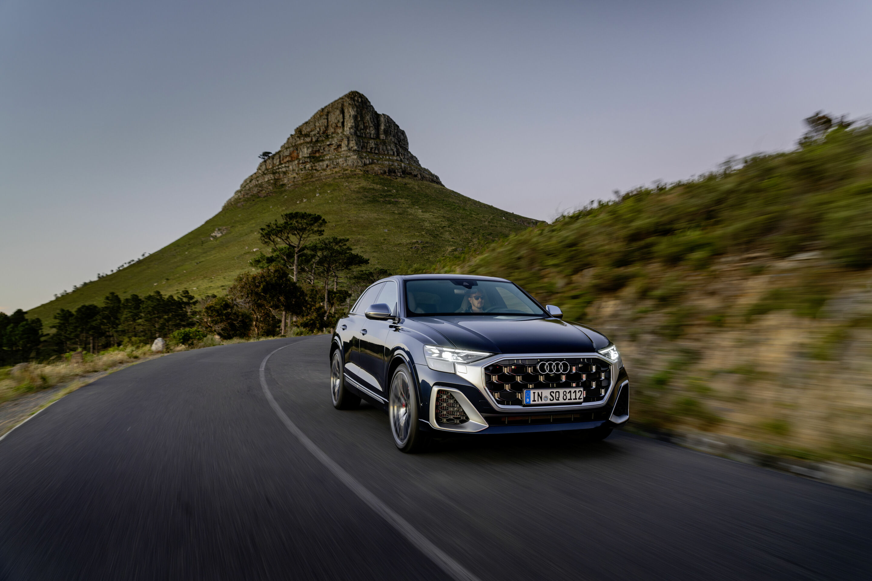 Audi SQ8 TFSI - Fahraufnahme,
Farbe: Waitomoblau