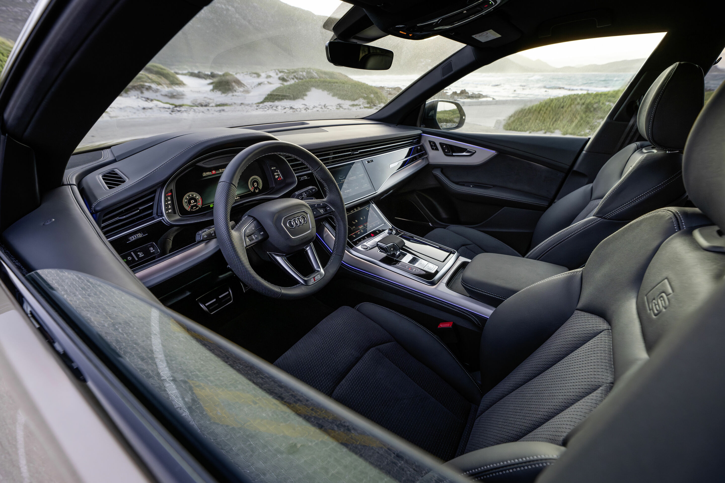 Audi Q8 - Innenraum,
Farbe: Sakhirgold Metallic