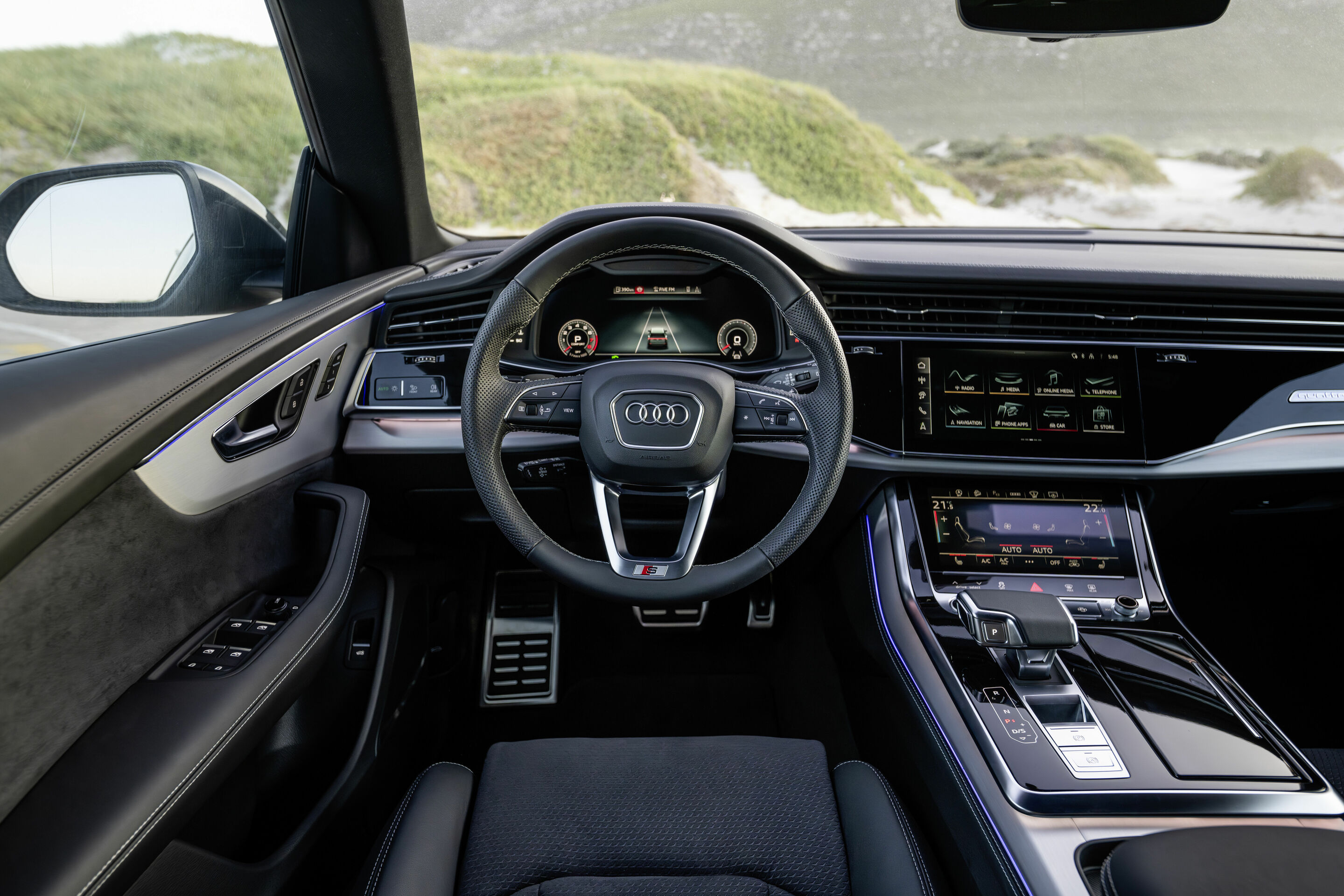 Audi Q8 - Innenraum,
Farbe: Sakhirgold Metallic