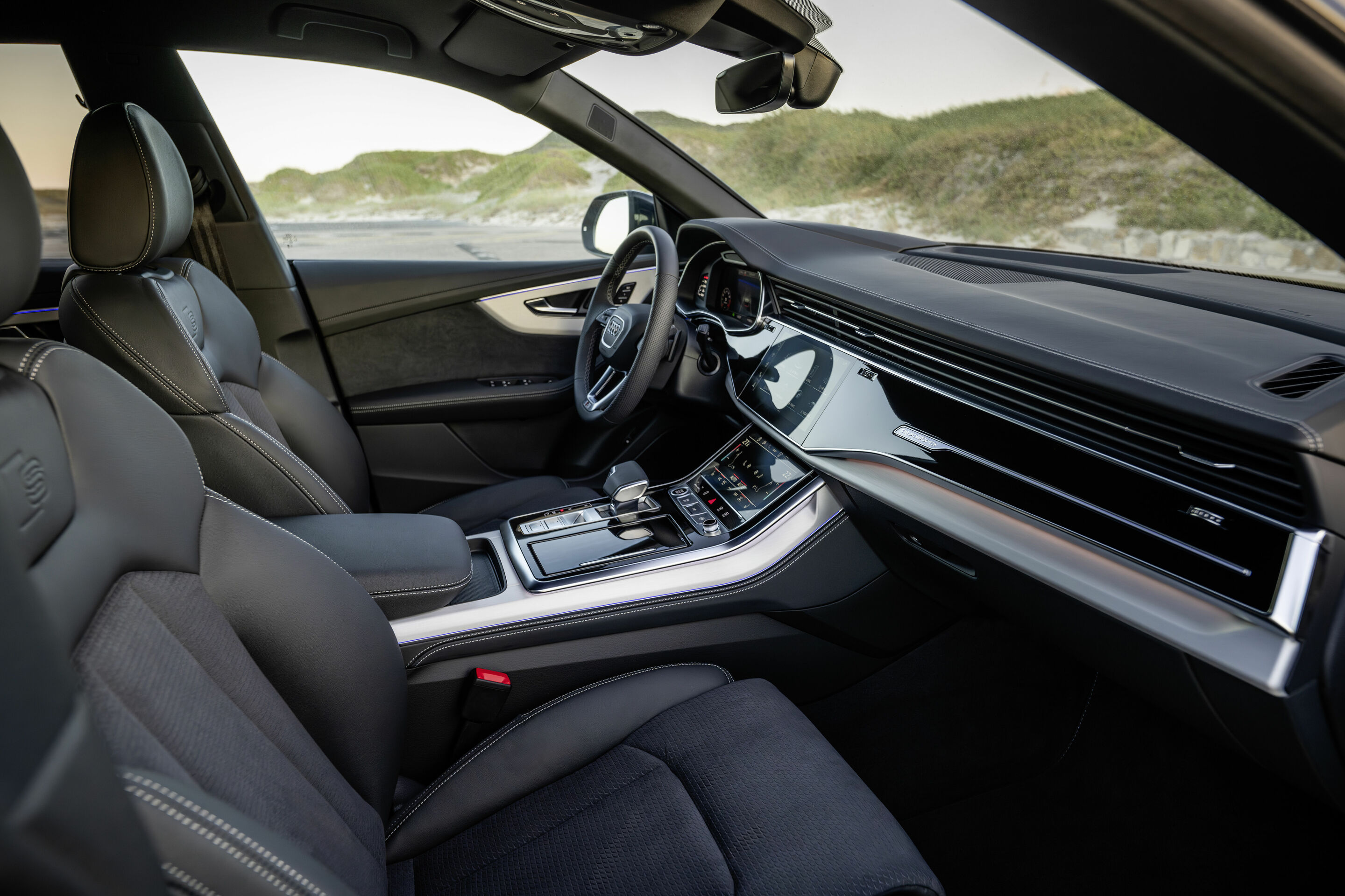 Audi Q8 - Innenraum,
Farbe: Sakhirgold Metallic