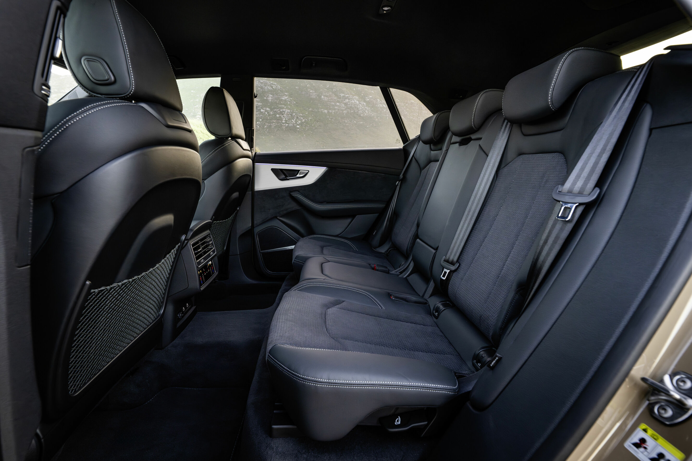 Audi Q8 - Innenraum,
Farbe: Sakhirgold Metallic