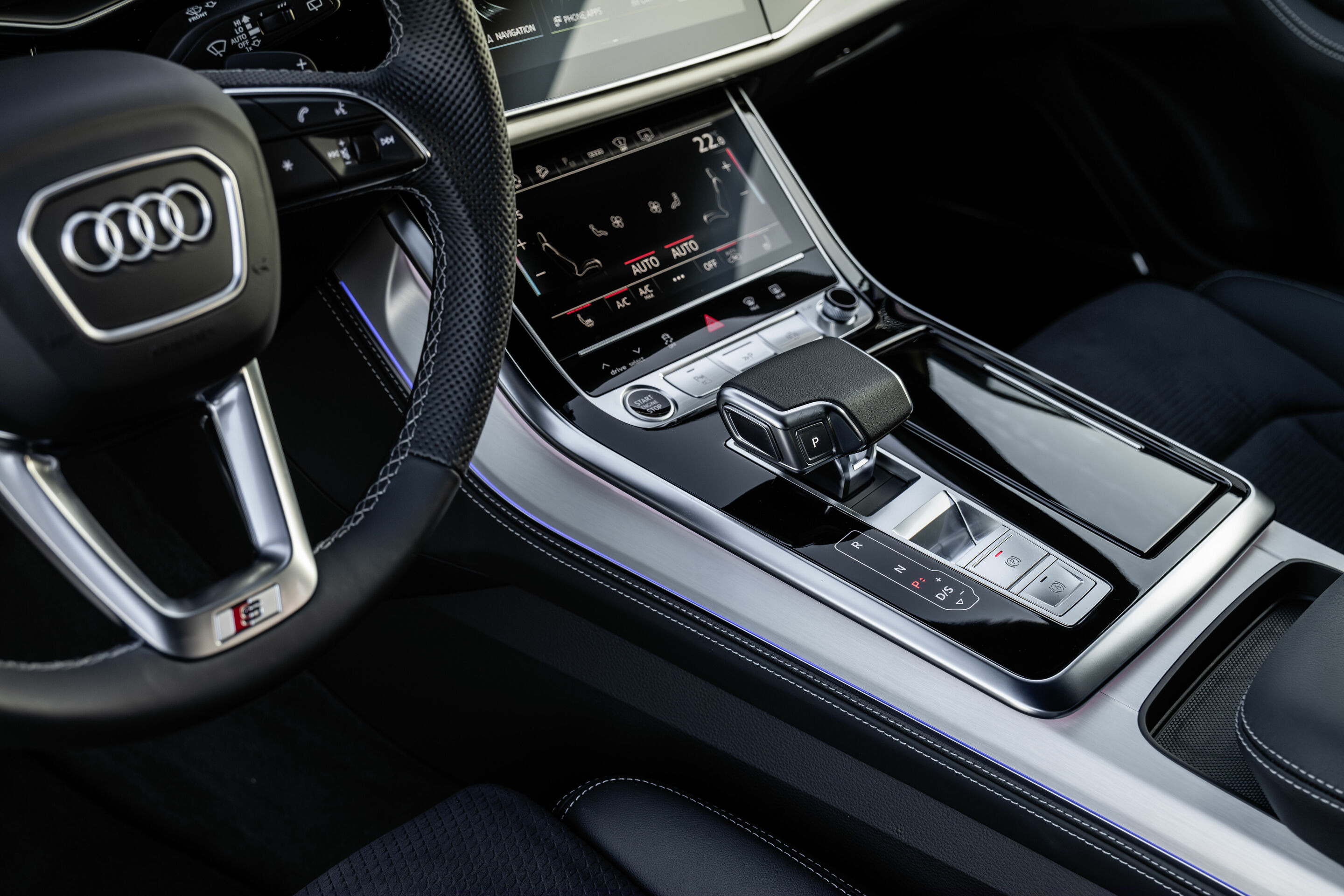 Audi Q8 - Innenraum,
Farbe: Sakhirgold Metallic