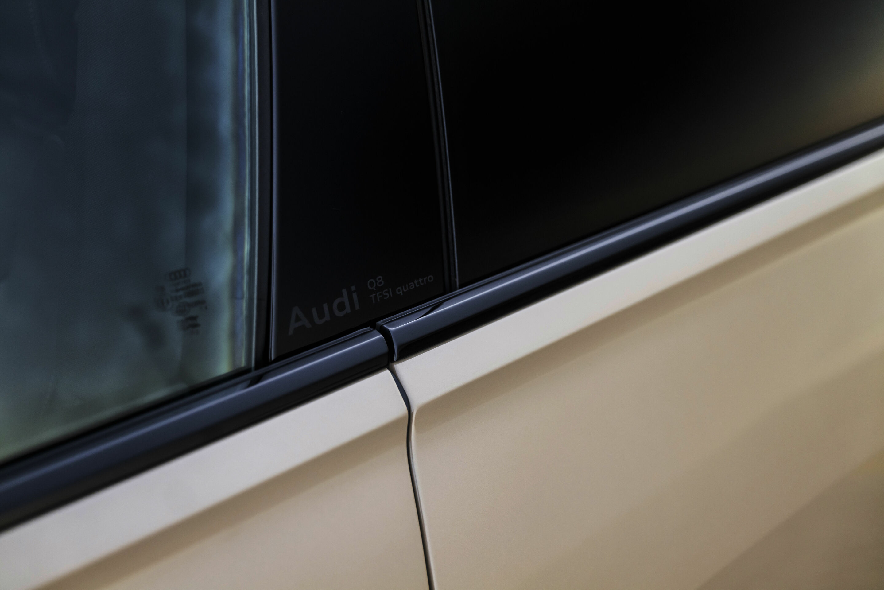 Audi Q8 - Detail,
Farbe: Sakhirgold Metallic
