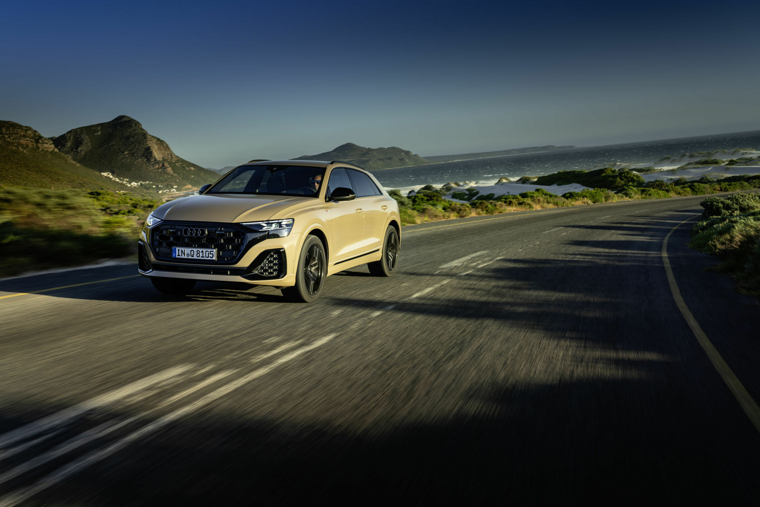 Audi Q8 - Fahraufnahme,
Farbe: Sakhirgold Metallic