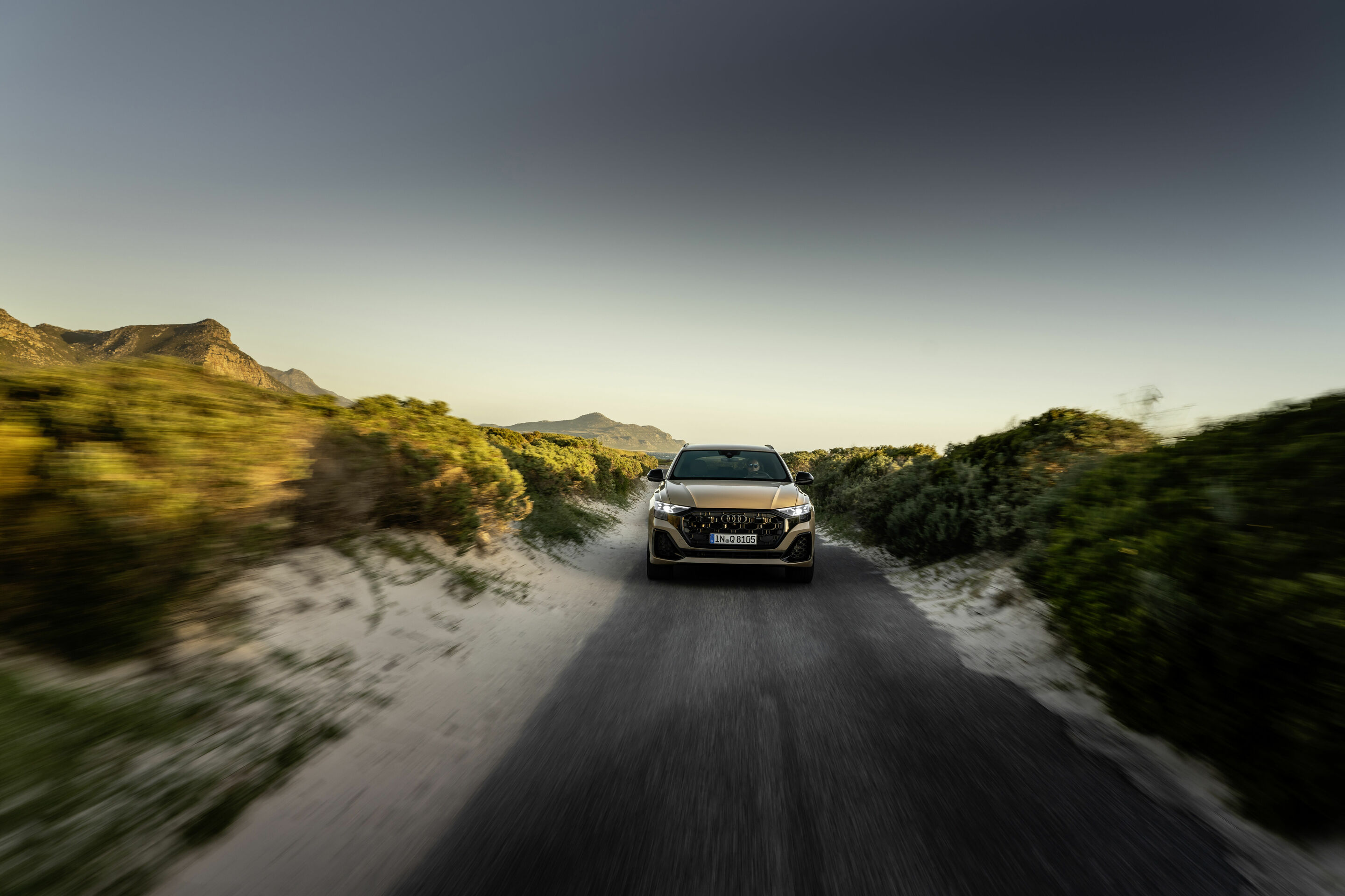 Audi Q8 - Fahraufnahme,
Farbe: Sakhirgold Metallic
