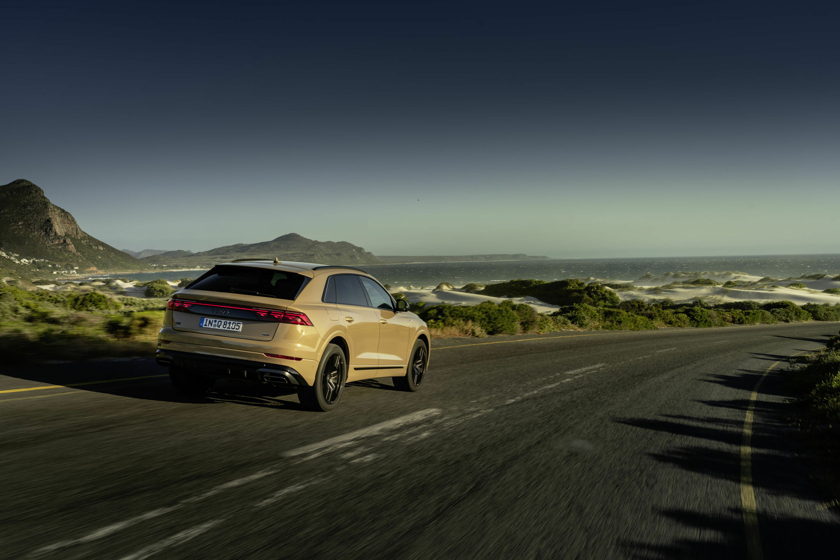 Audi Q8 - Fahraufnahme,
Farbe: Sakhirgold Metallic