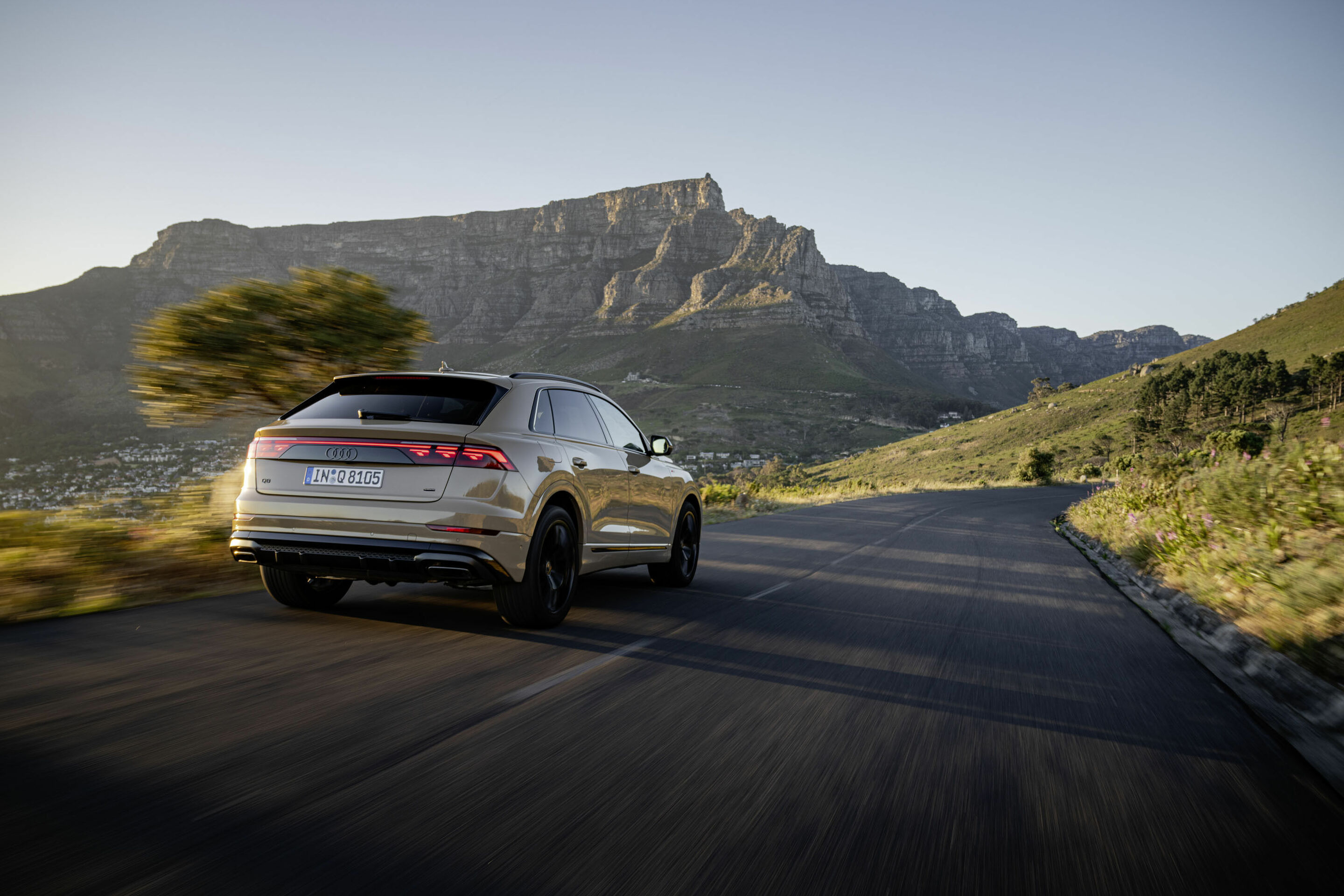 Audi Q8 - Fahraufnahme,
Farbe: Sakhirgold Metallic