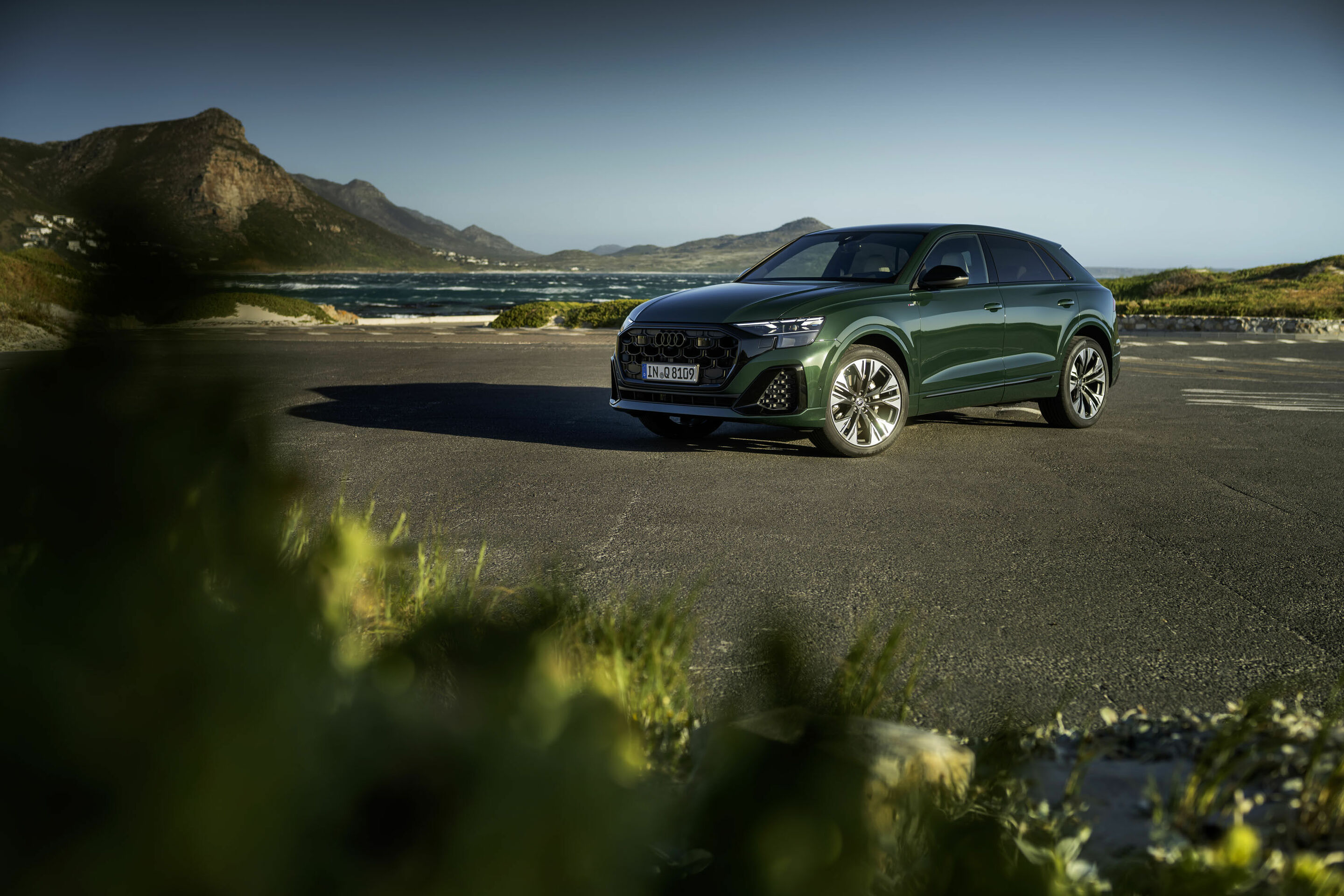 Audi Q8 - Standaufnahme,
Individuallackierung Audi exclusive (Goodwoodgrün Perleffekt)