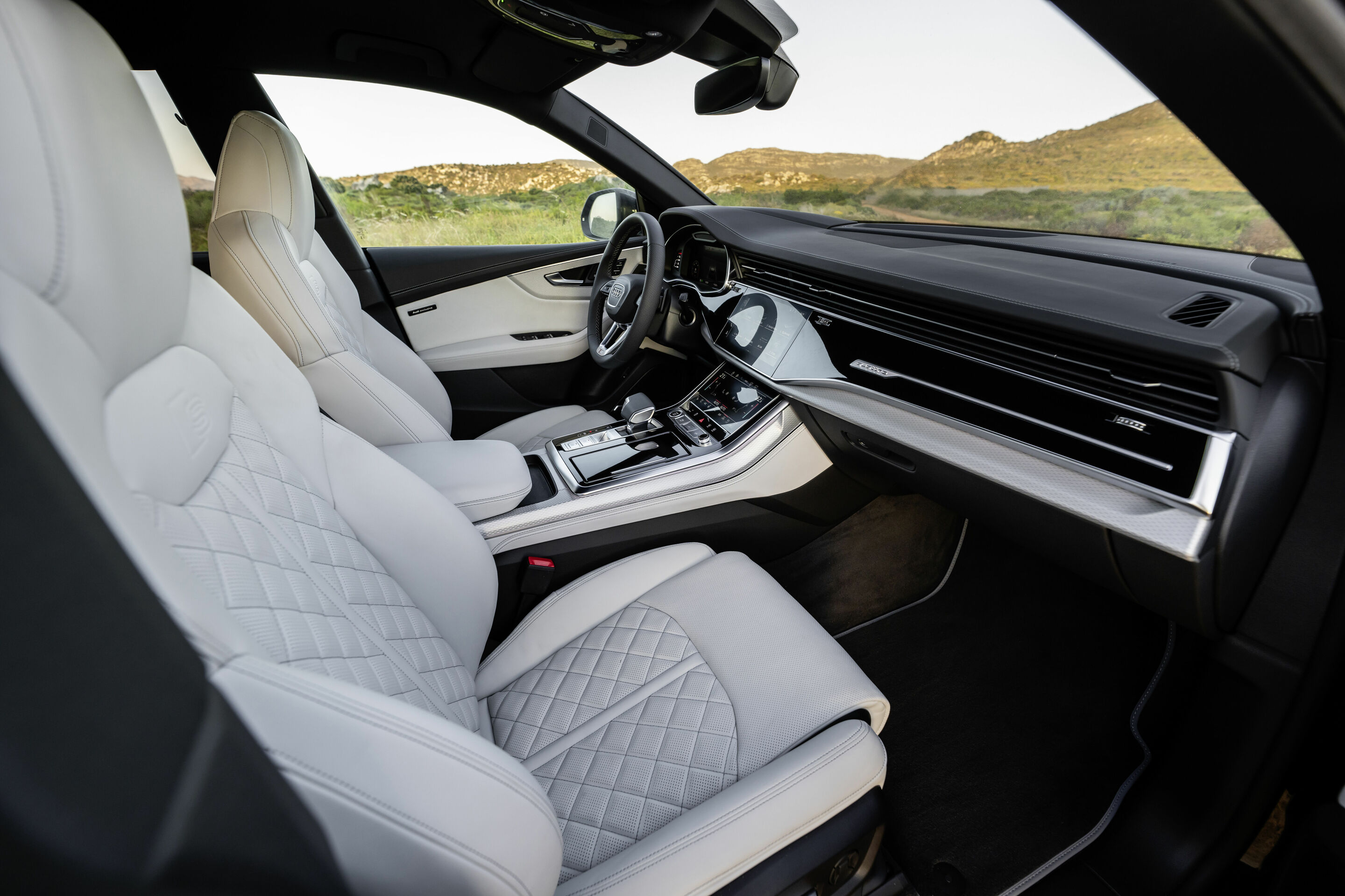 Audi Q8 - Innenraum,
Lederausstattung Valcona Audi exclusive (Diamant Silber mit Kontrastnaht Jetgrau)