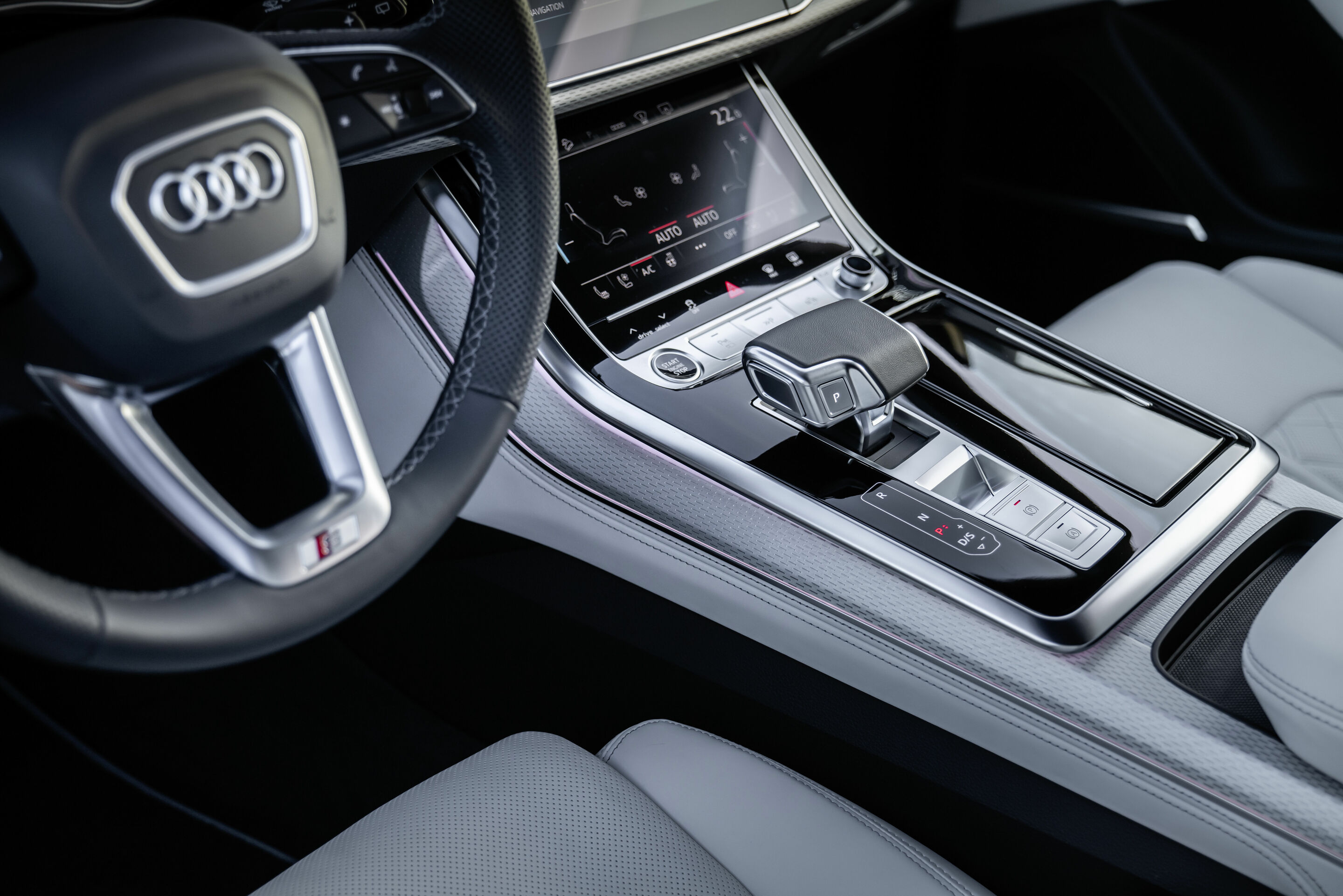 Audi Q8 - Interior,
Valcona leather upholstery Audi exclusive (Diamond silver with contrast stitching Jet grey)