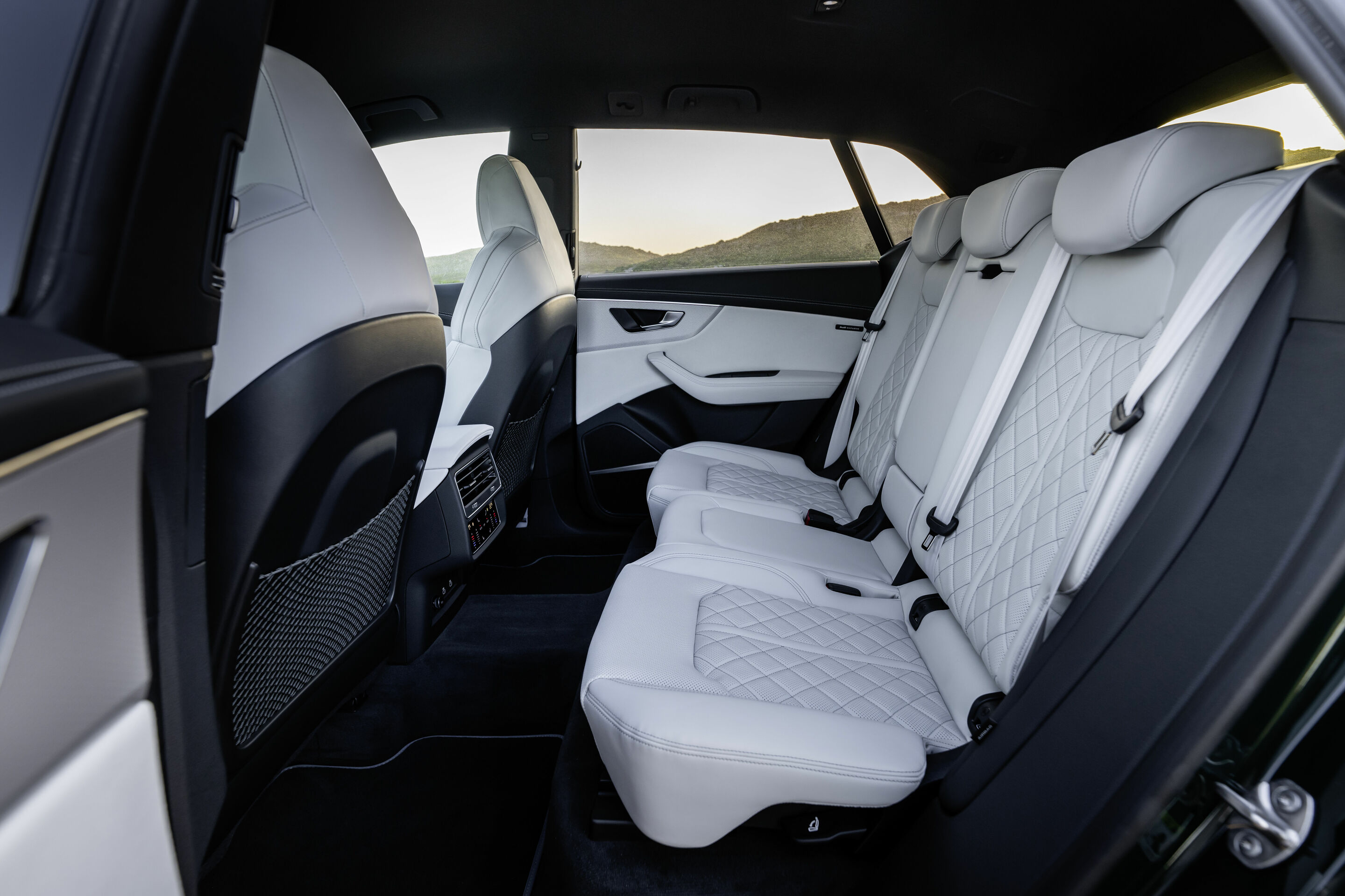 Audi Q8 - Interior,
Valcona leather upholstery Audi exclusive (Diamond silver with contrast stitching Jet grey)