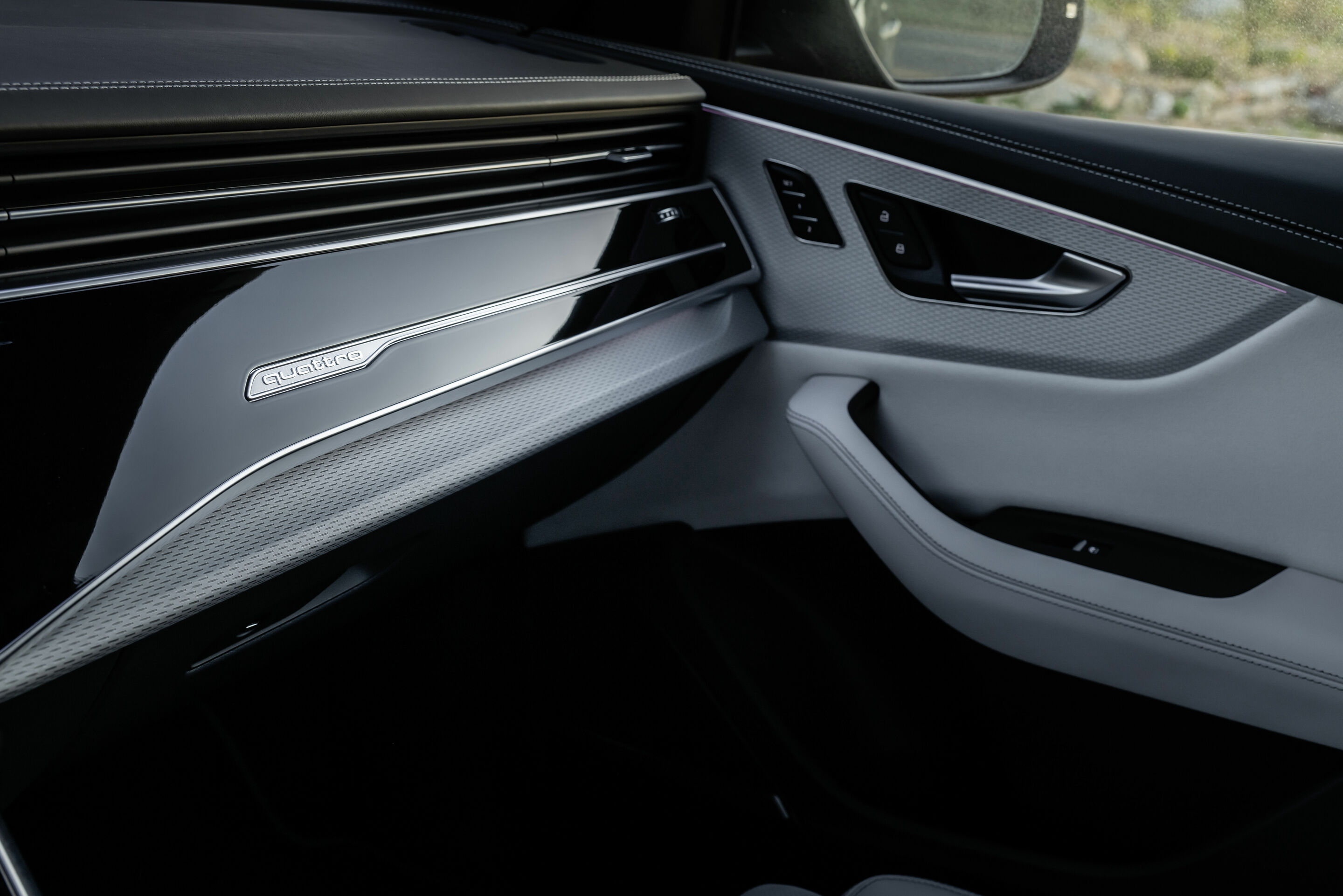 Audi Q8 - Innenraum,
Lederausstattung Valcona Audi exclusive (Diamant Silber mit Kontrastnaht Jetgrau)