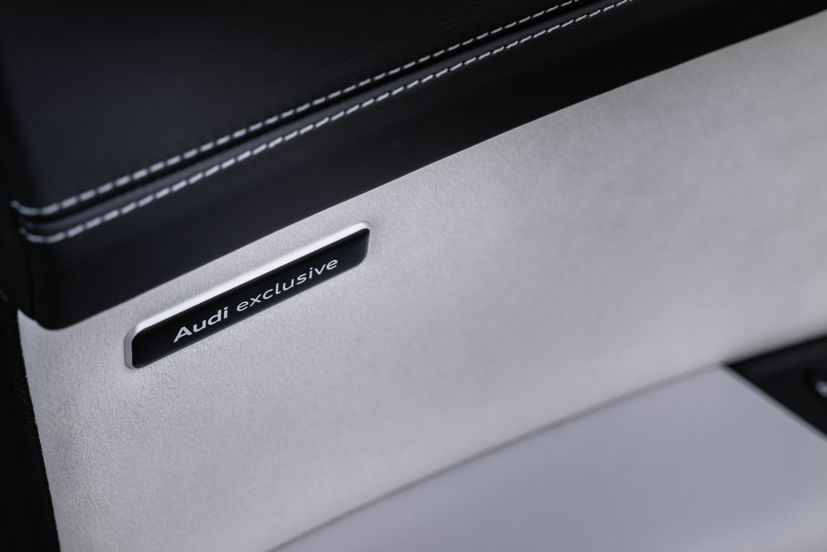 Audi Q8 - Interior,
Valcona leather upholstery Audi exclusive (Diamond silver with contrast stitching Jet grey)