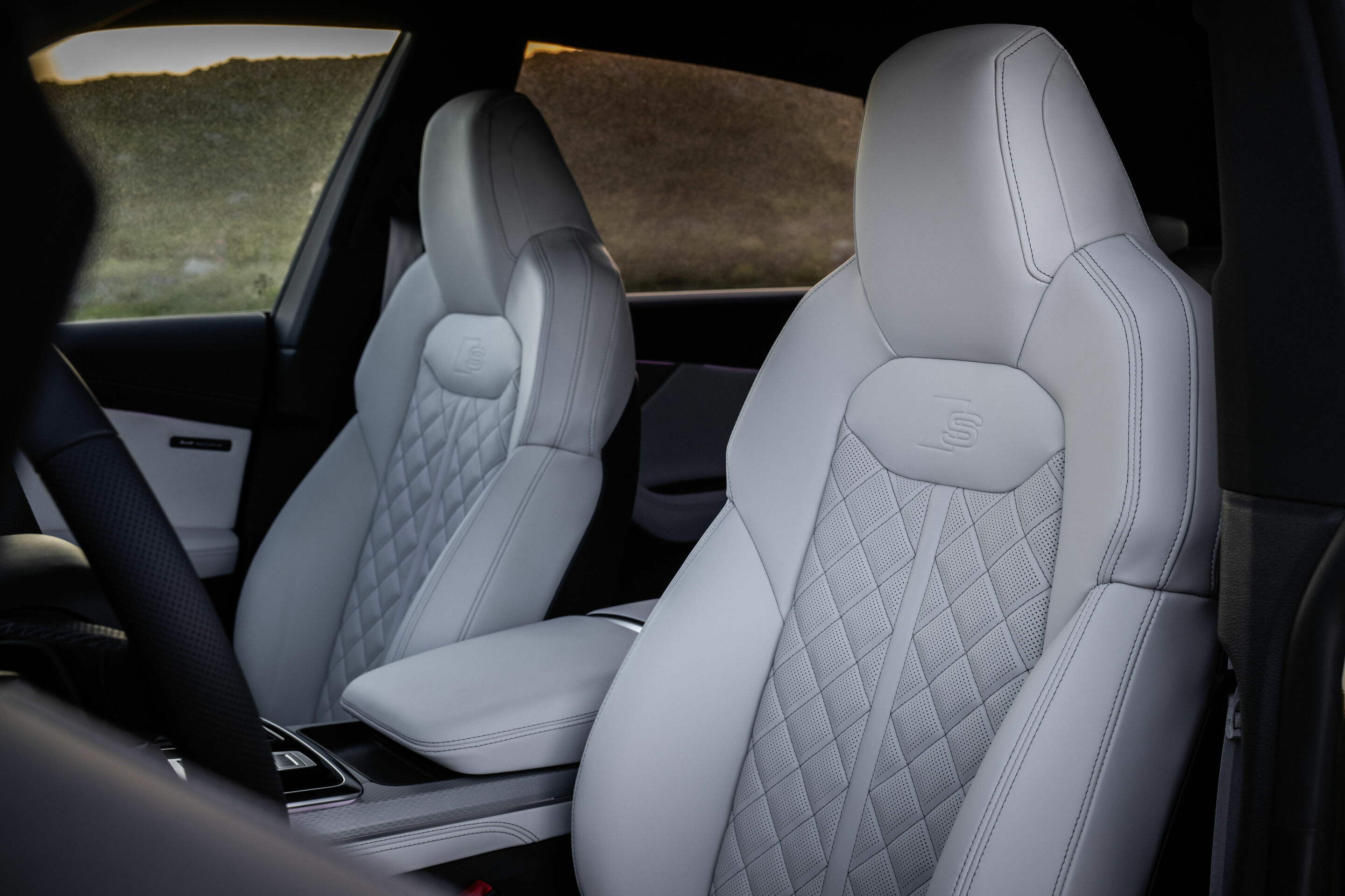 Audi Q8 - Innenraum,
Lederausstattung Valcona Audi exclusive (Diamant Silber mit Kontrastnaht Jetgrau)