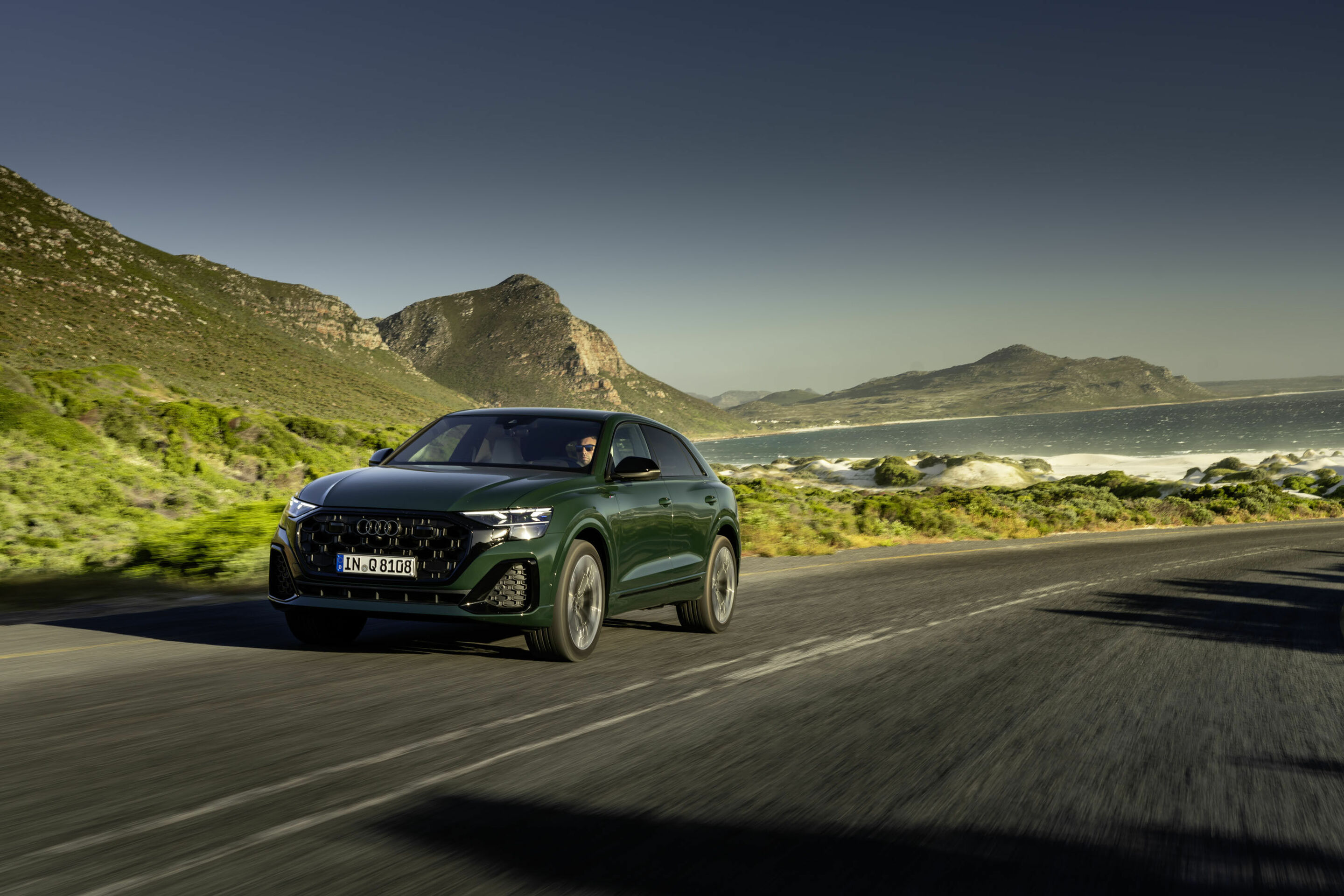 Audi Q8 - Fahraufnahme,
Individuallackierung Audi exclusive (Goodwoodgrün Perleffekt)