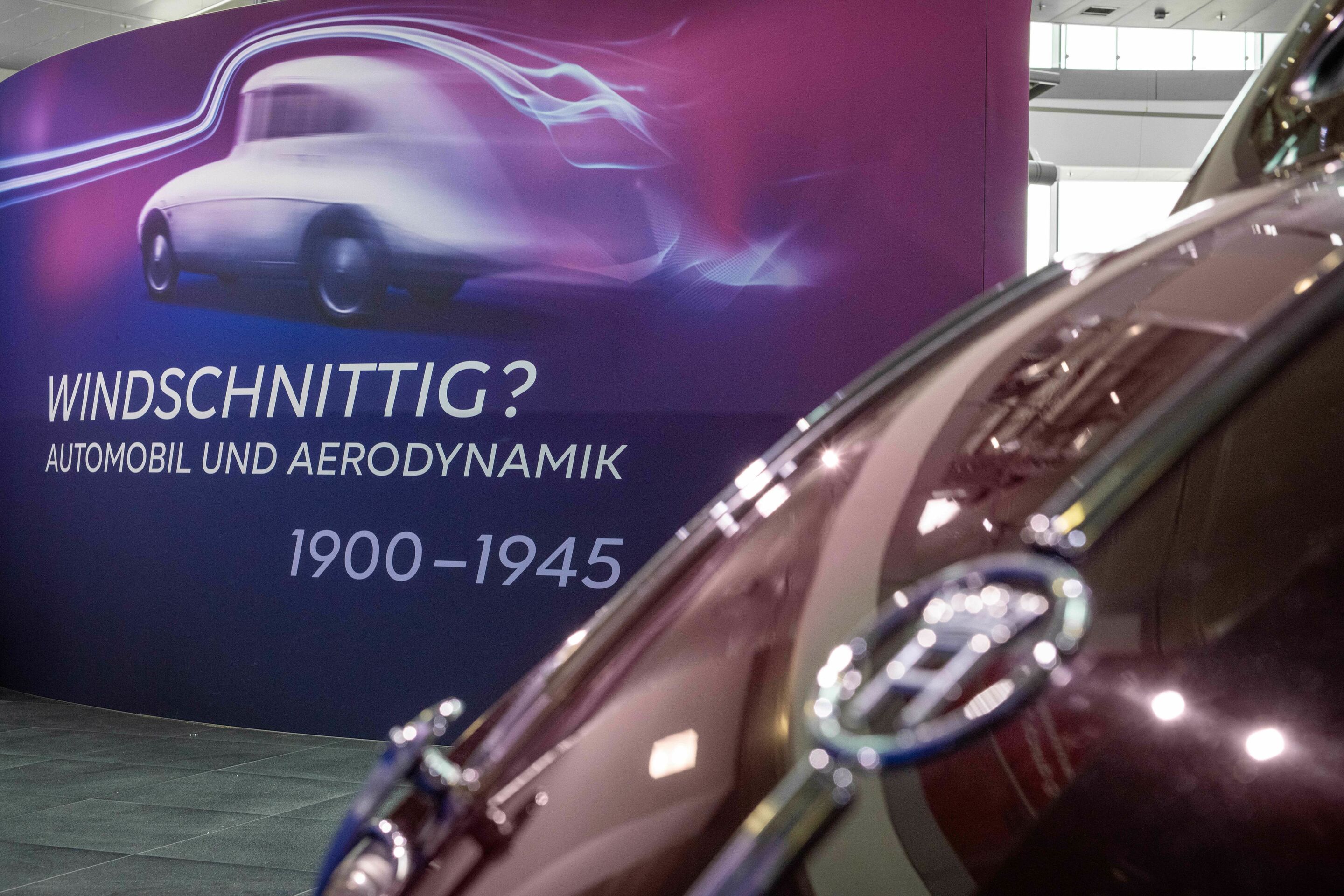 Jetzt wird’s windschnittig im Audi museum mobile - Audi Tradition nimmt alle Technikinteressierten von 18. November 2023 bis 9. Juni 2024 mit auf eine Zeitreise durch die Geschichte der Aerodynamik und zeigt in der Ausstellung „Windschnittig“ im Audi...