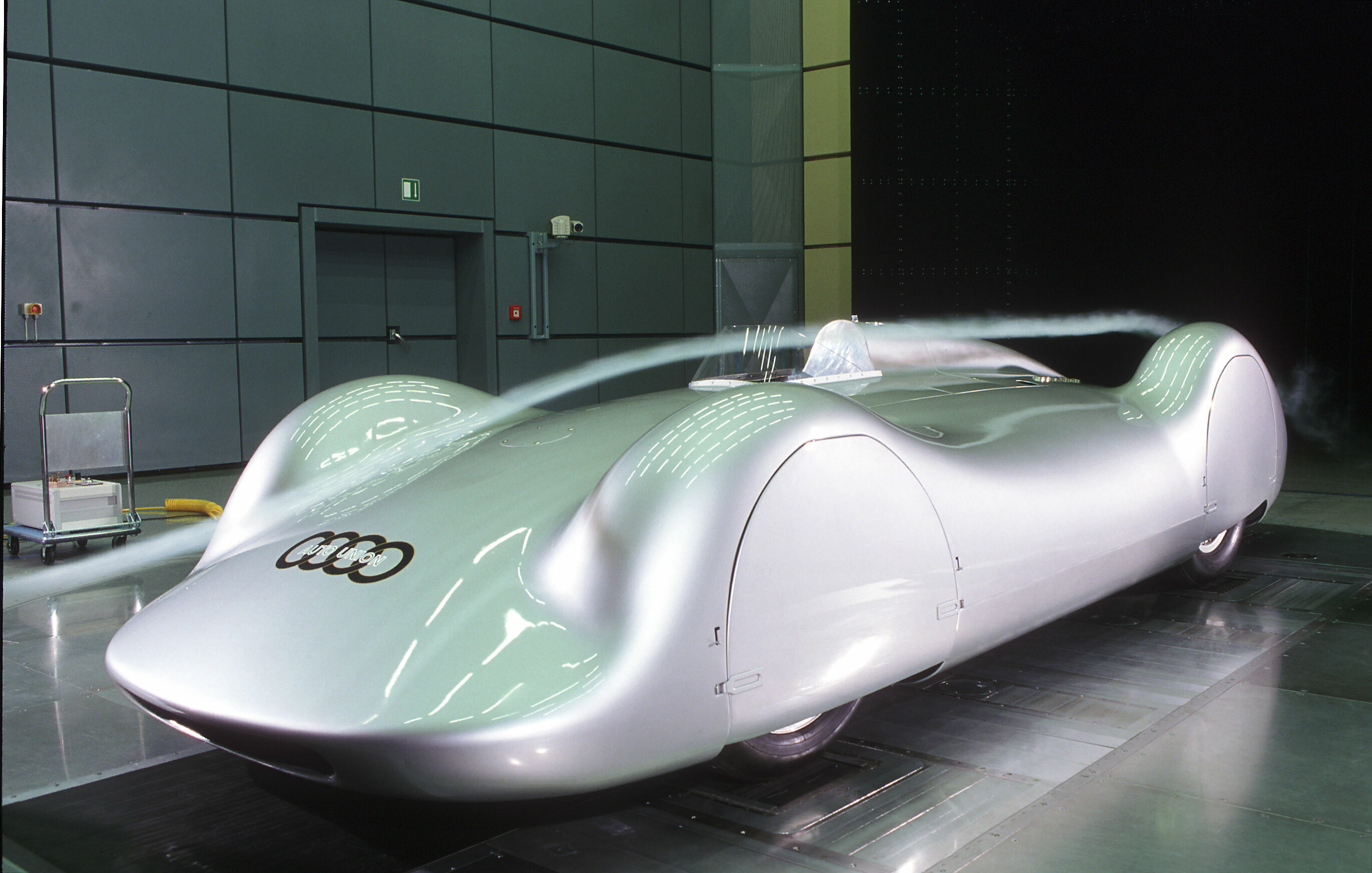 Jetzt wird’s windschnittig im Audi museum mobile - Audi Tradition nimmt alle Technikinteressierten von 18. November 2023 bis 9. Juni 2024 mit auf eine Zeitreise durch die Geschichte der Aerodynamik und zeigt in der Ausstellung „Windschnittig“ im Audi...