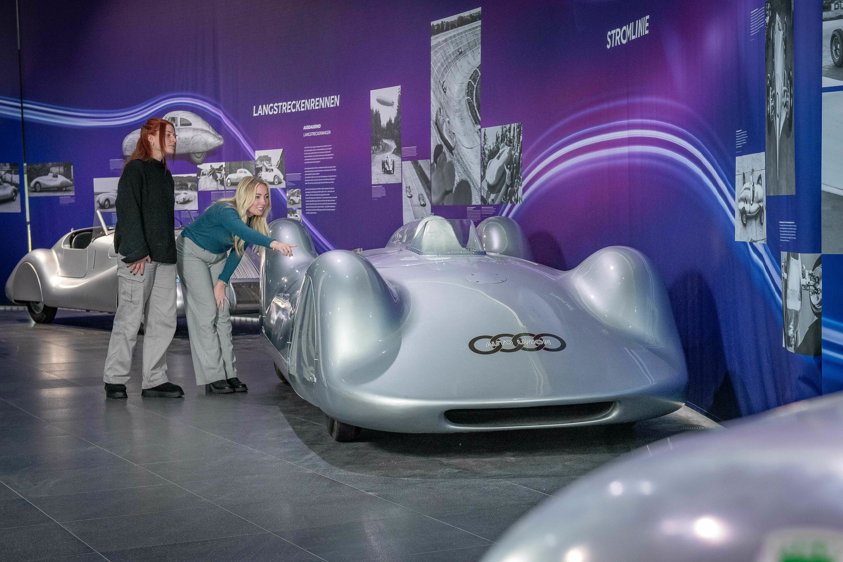 Jetzt wird’s windschnittig im Audi museum mobile - Audi Tradition nimmt alle Technikinteressierten von 18. November 2023 bis 9. Juni 2024 mit auf eine Zeitreise durch die Geschichte der Aerodynamik und zeigt in der Ausstellung „Windschnittig“ im Audi...