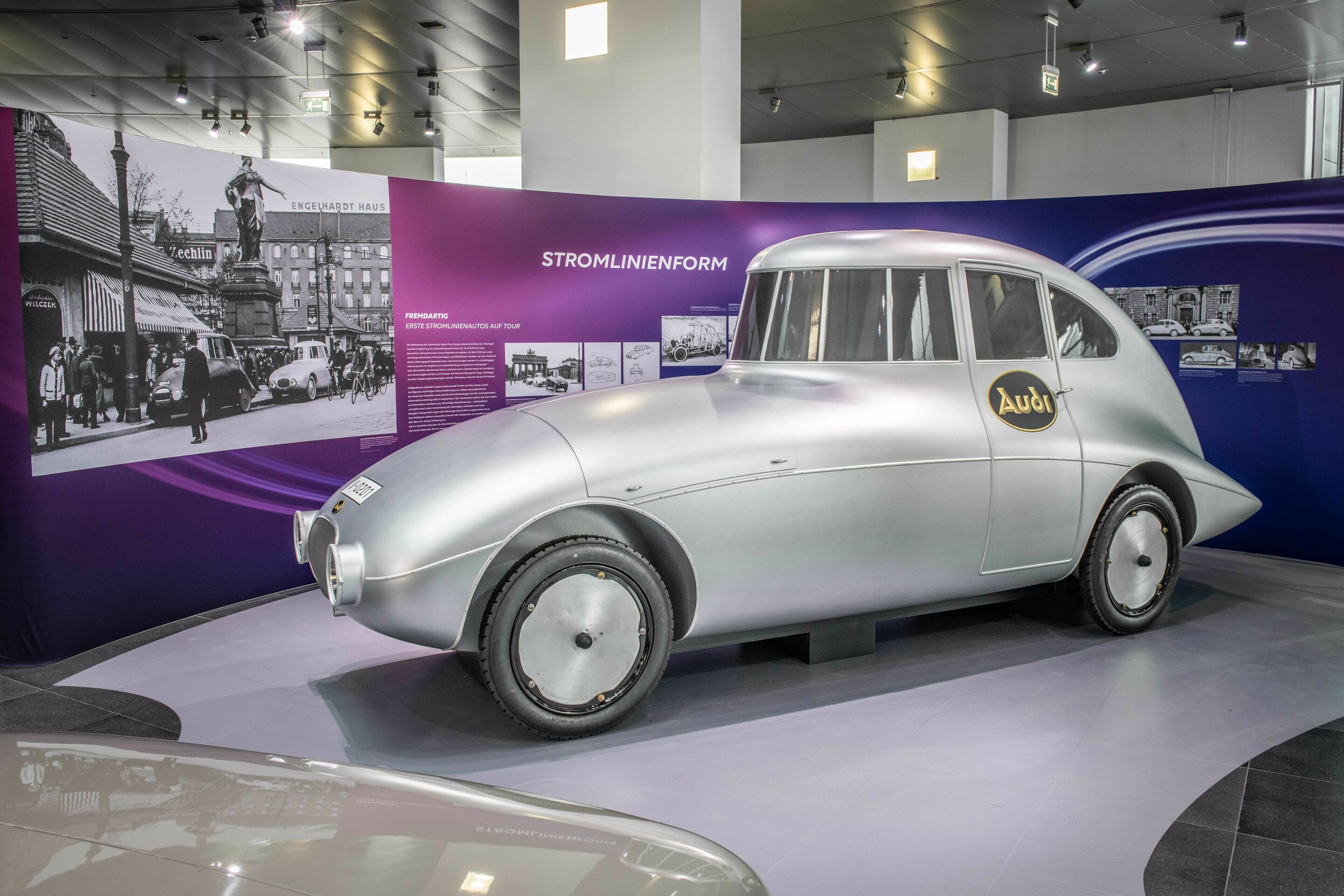 Jetzt wird’s windschnittig im Audi museum mobile - Audi Tradition nimmt alle Technikinteressierten von 18. November 2023 bis 9. Juni 2024 mit auf eine Zeitreise durch die Geschichte der Aerodynamik und zeigt in der Ausstellung „Windschnittig“ im Audi...