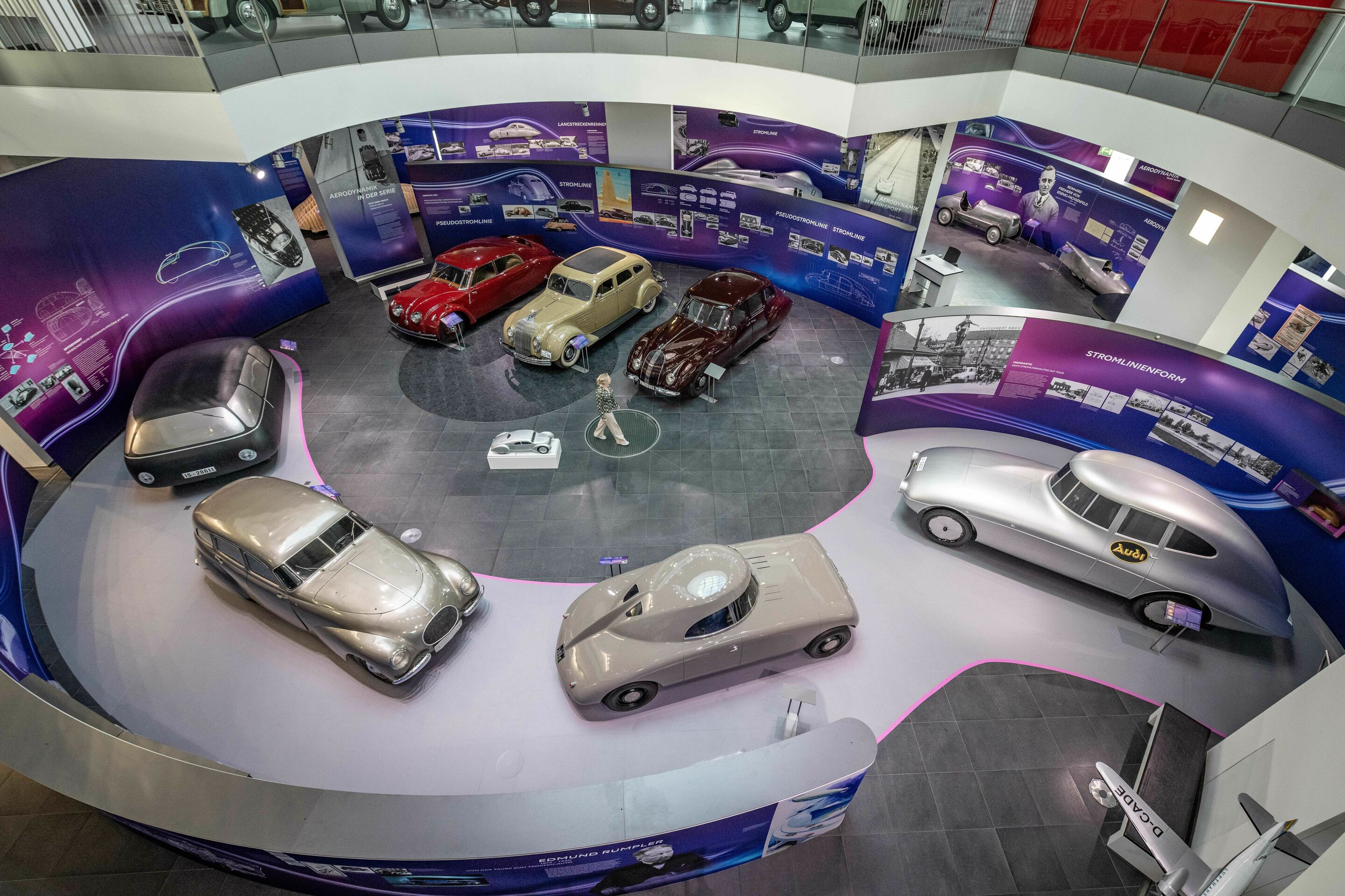 Jetzt wird’s windschnittig im Audi museum mobile - Audi Tradition nimmt alle Technikinteressierten von 18. November 2023 bis 9. Juni 2024 mit auf eine Zeitreise durch die Geschichte der Aerodynamik und zeigt in der Ausstellung „Windschnittig“ im Audi...