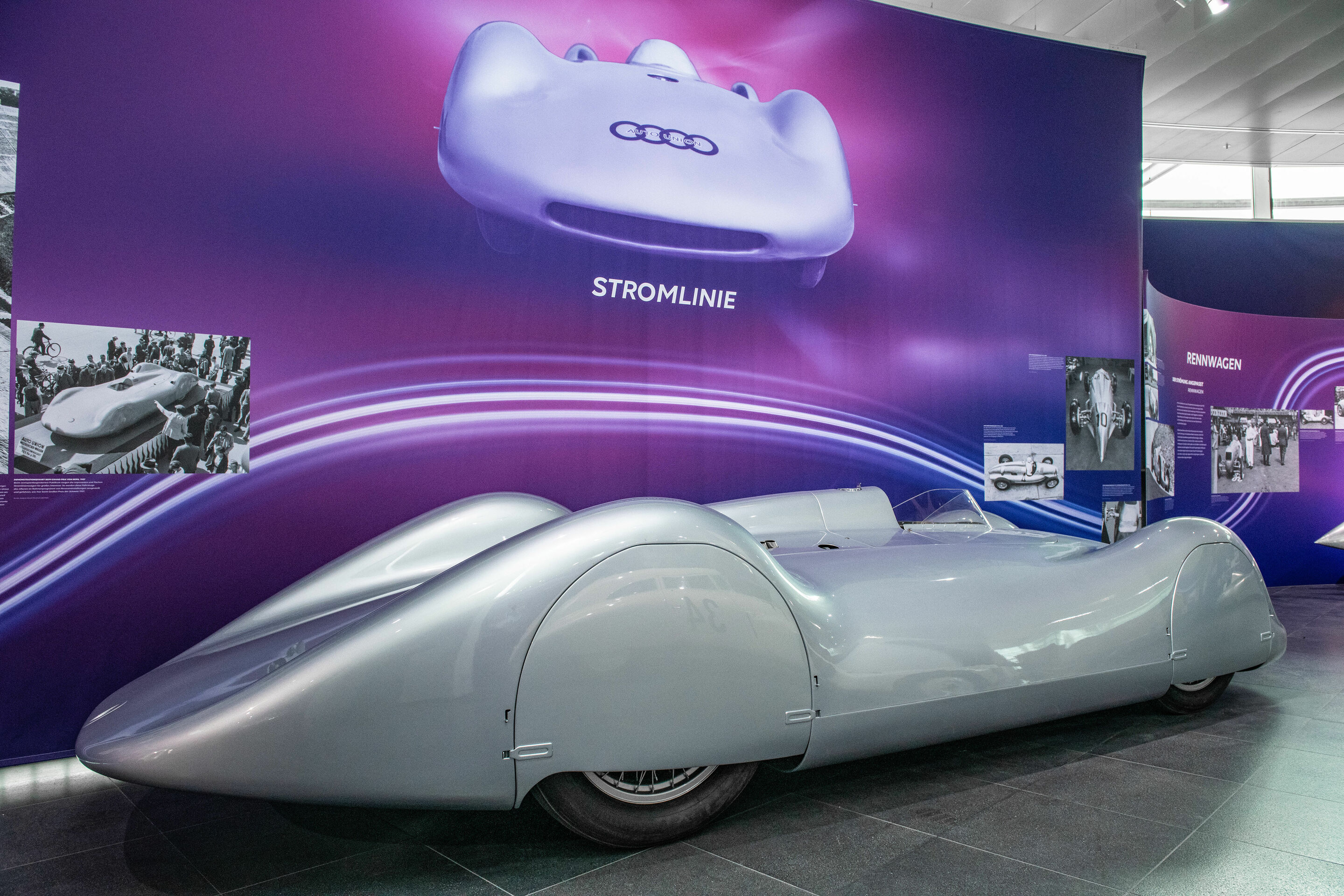 Jetzt wird’s windschnittig im Audi museum mobile - Audi Tradition nimmt alle Technikinteressierten von 18. November 2023 bis 9. Juni 2024 mit auf eine Zeitreise durch die Geschichte der Aerodynamik und zeigt in der Ausstellung „Windschnittig“ im Audi...