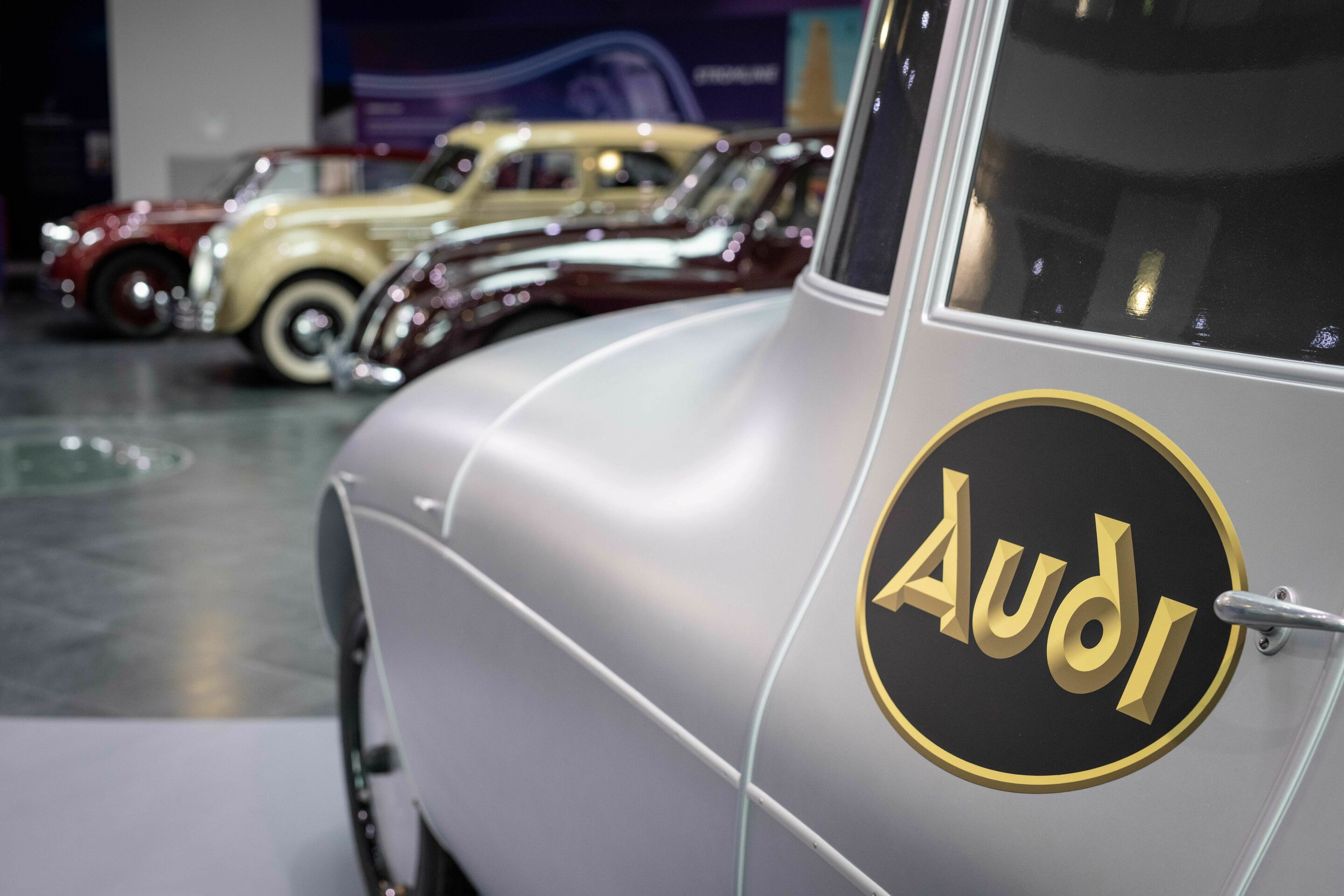 Jetzt wird’s windschnittig im Audi museum mobile - Audi Tradition nimmt alle Technikinteressierten von 18. November 2023 bis 9. Juni 2024 mit auf eine Zeitreise durch die Geschichte der Aerodynamik und zeigt in der Ausstellung „Windschnittig“ im Audi...