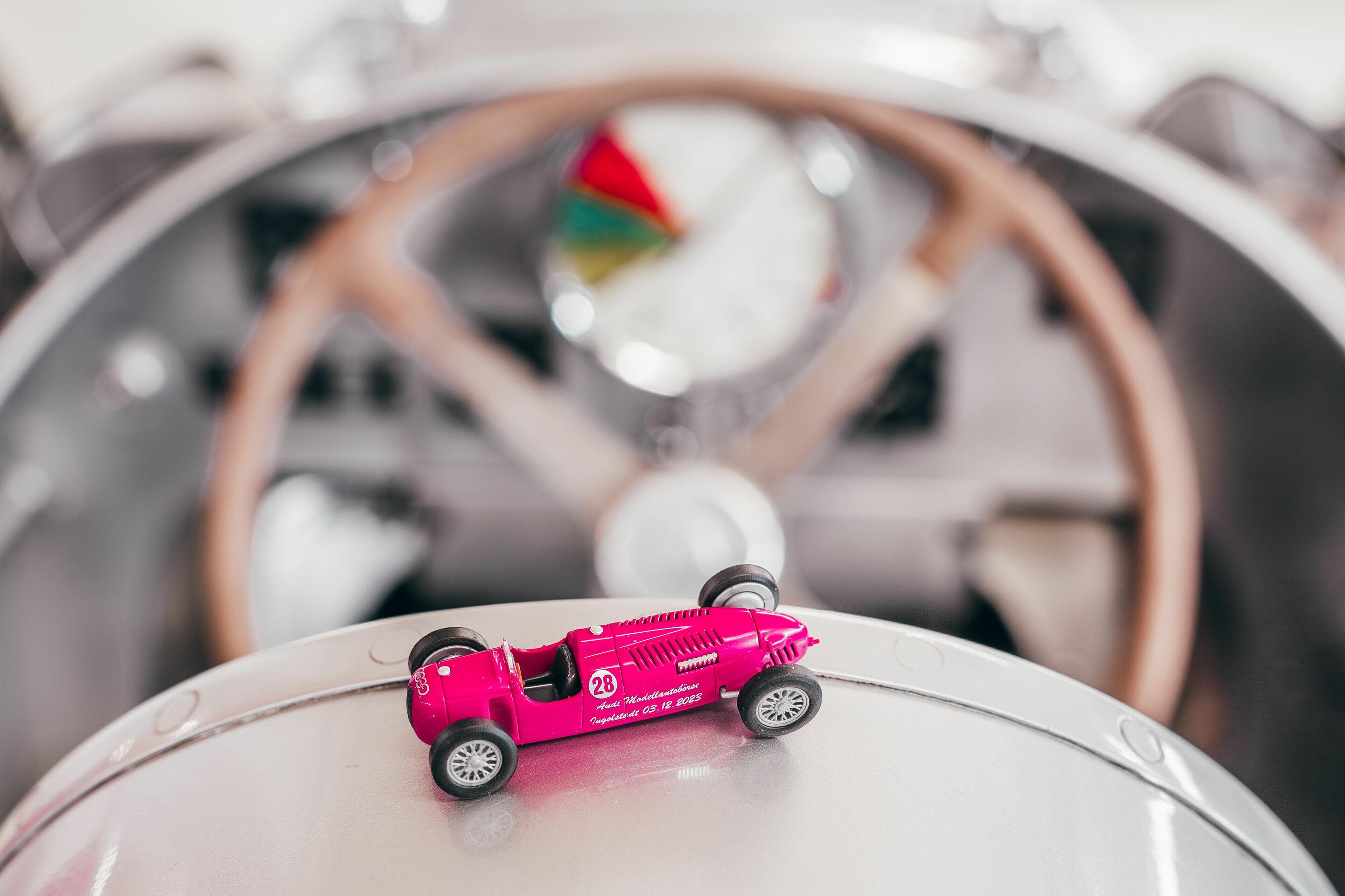 28. Audi Modellautobörse im Audi Forum Ingolstadt - Das Sondermodell der 28. Audi Modellautobörse: ein Auto Union Typ C in der Farbe Pink, fotografiert auf dem Auto Union Typ C der historischen Fahrzeugsammlung der AUDI AG.