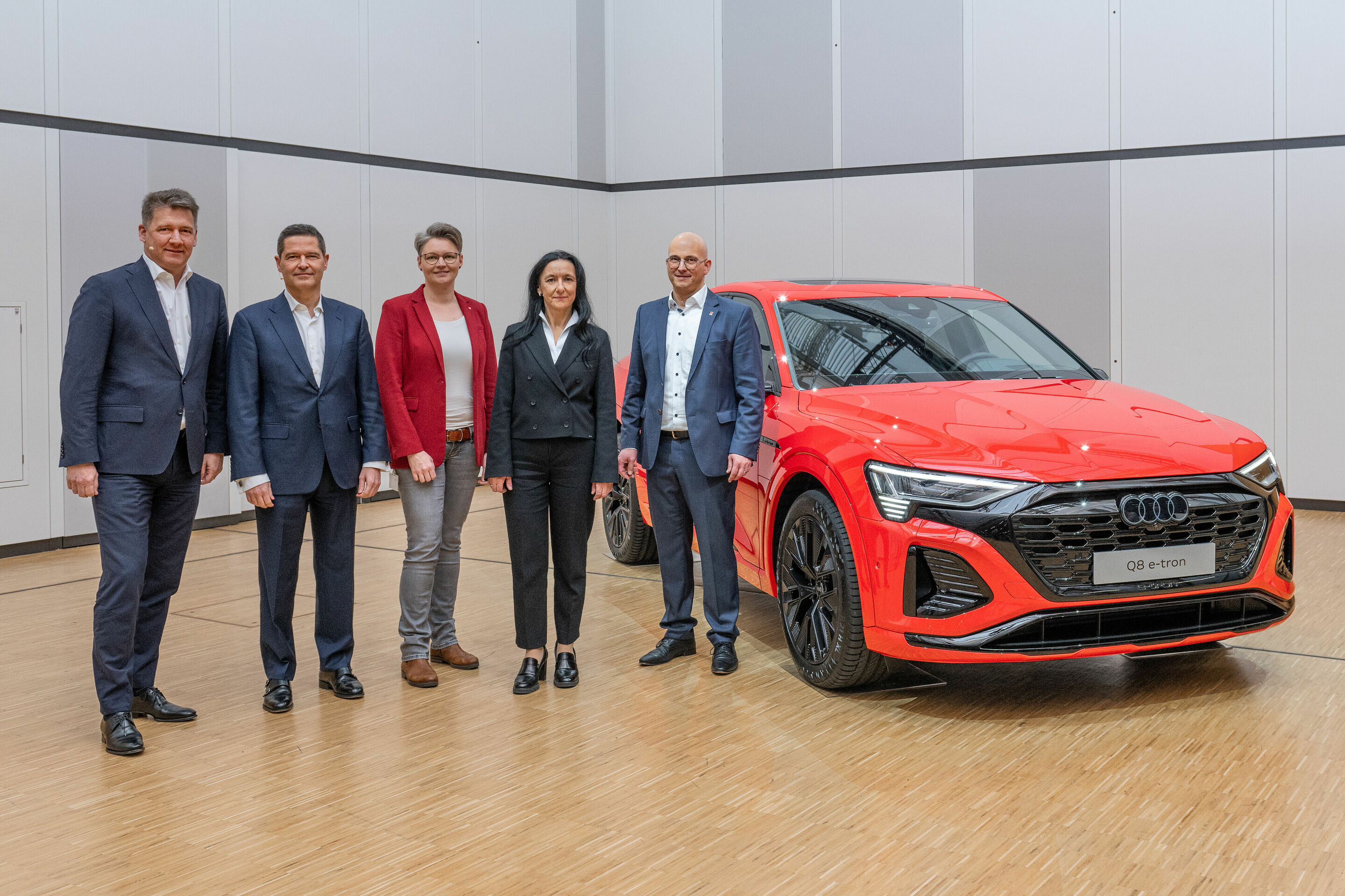 Betriebsversammlung Ingolstadt - Gernot Döllner (Vorstandsvorsitzender AUDI AG), Xavier Ros (Personalvorstand und Arbeitsdirektor AUDI AG), Karola Frank (stellvertretende Betriebsratsvorsitzende Audi Ingolstadt), Rita Beck (stellvertretende Betriebsratsvorsitzende...
