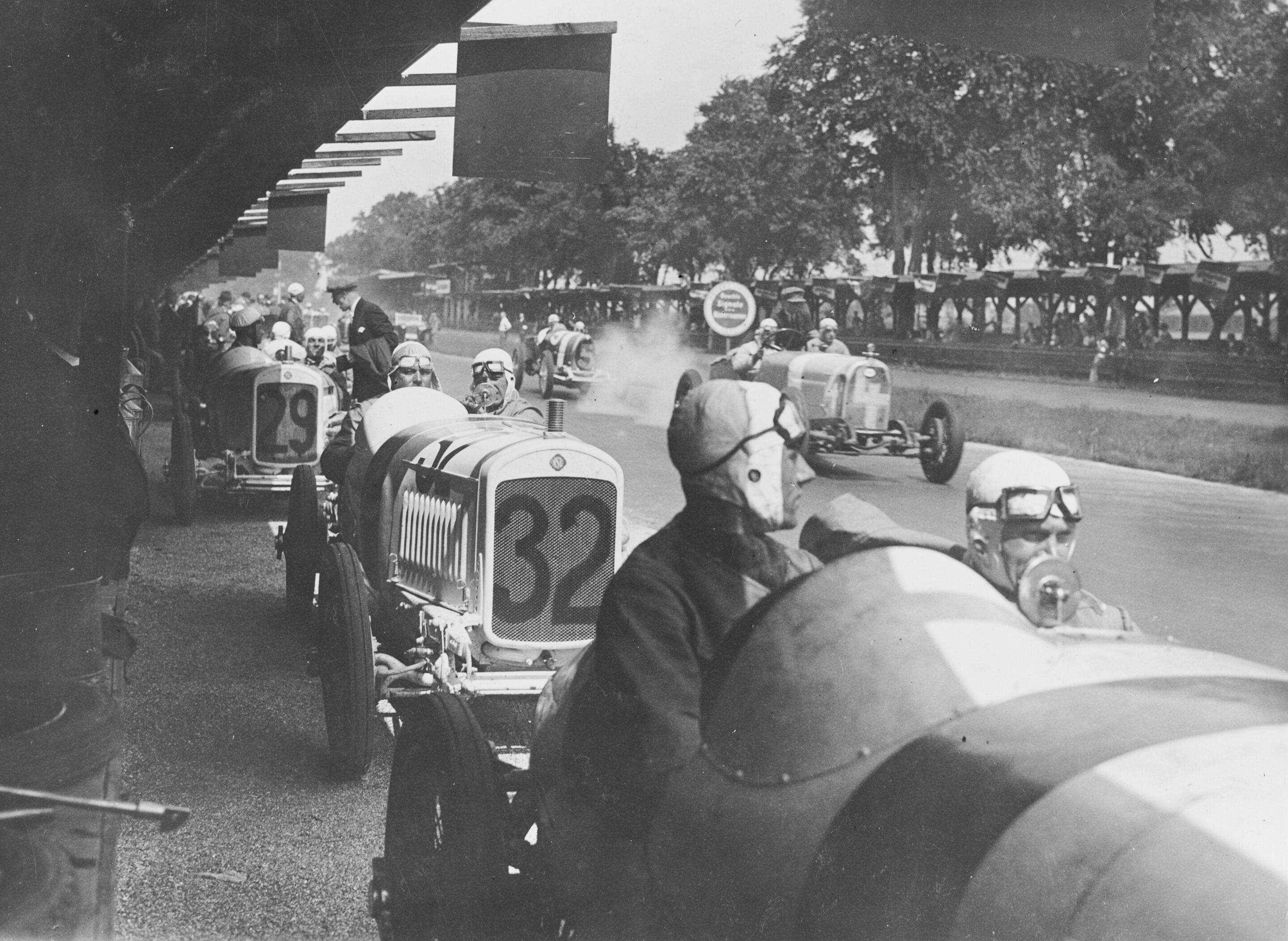 Vierfachsieg für die NSU-Rennwagen Typ 6/60 PS beim „Großen Preis von Deutschland“ auf der AVUS - Großer Preis von Deutschland 1926 auf der Berliner AVUS: Die NSU Kompressor-Rennwagen NSU 6/60 PS stehen in den Boxen und warten auf die Freigabe des Starts....