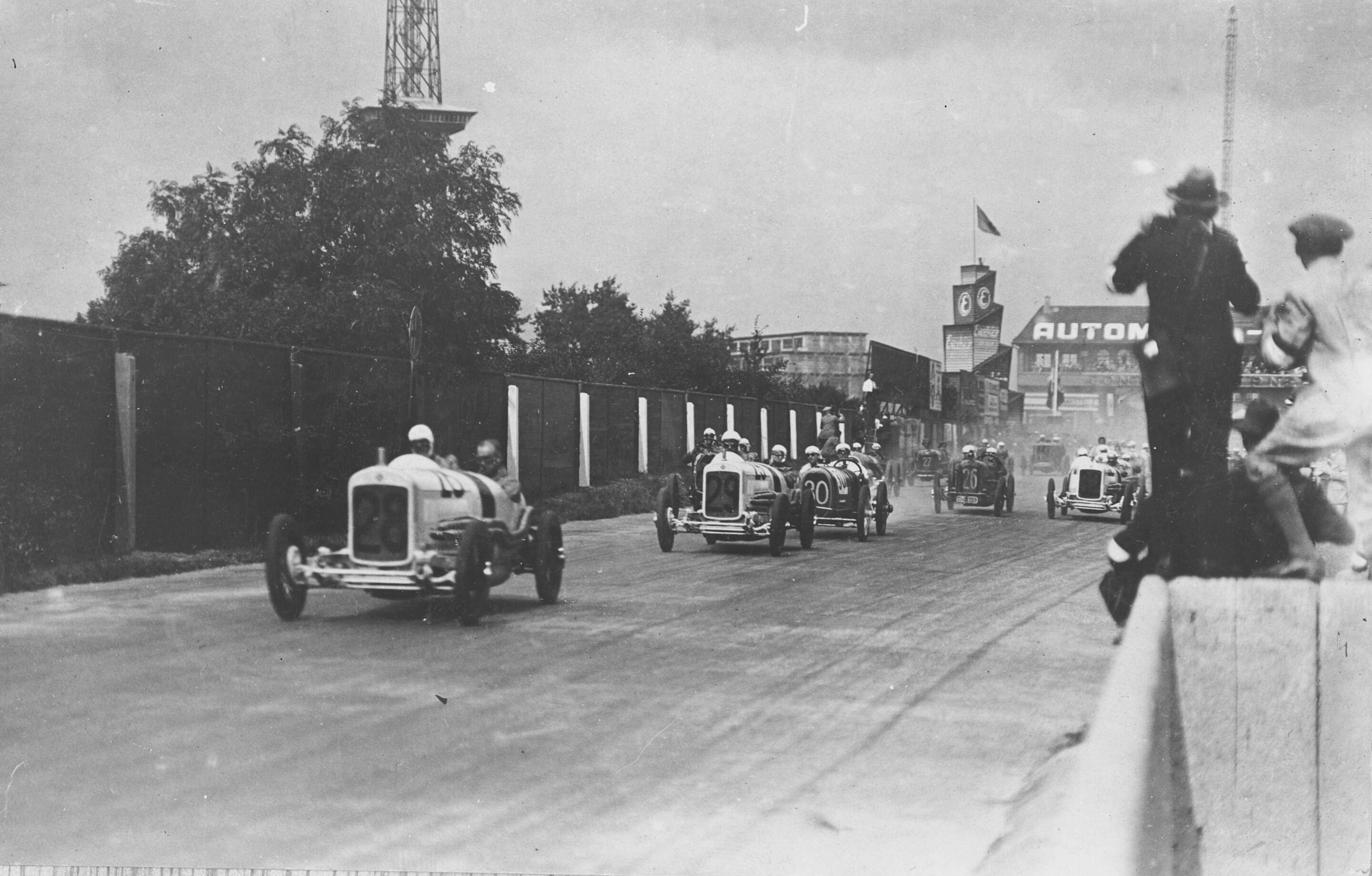 Vierfachsieg für die NSU-Rennwagen Typ 6/60 PS beim „Großen Preis von Deutschland“ auf der AVUS - Start zum Großen Preis von Deutschland 1926 auf der AVUS in Berlin. Jakob Scholl (Nr. 28) erwischte mit seinem NSU Sechszylinder-Kompressor den besten Start,...