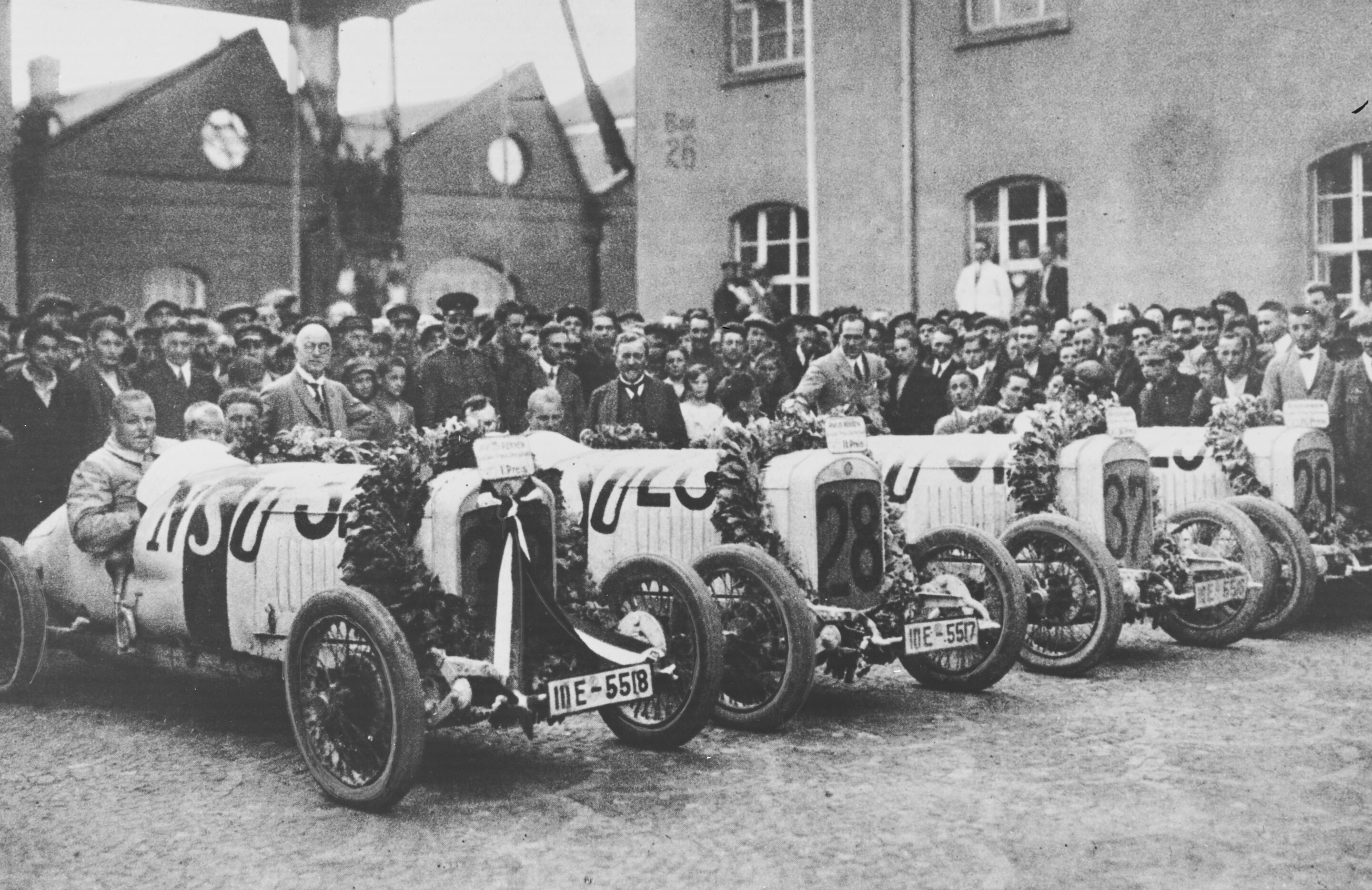 Vierfachsieg für die NSU-Rennwagen Typ 6/60 PS beim „Großen Preis von Deutschland“ auf der AVUS - Nach dem Erfolg beim Großen Preis von Deutschland 1926 auf der Berliner AVUS wird das  Rennteam im NSU-Werk frenetisch empfangen: Mitarbeiter und die damaligen...