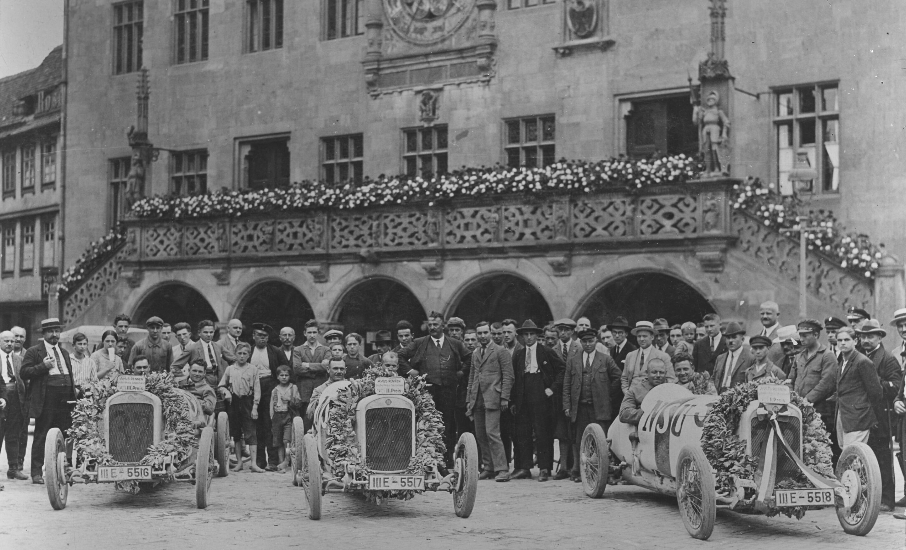 Vierfachsieg für die NSU-Rennwagen Typ 6/60 PS beim „Großen Preis von Deutschland“ auf der AVUS - Nach dem Vierfachsieg beim Großen Preis von Deutschland 1926 auf der Berliner AVUS wird das Rennteam vor dem Heilbronner Rathaus von der Bevölkerung empfangen...